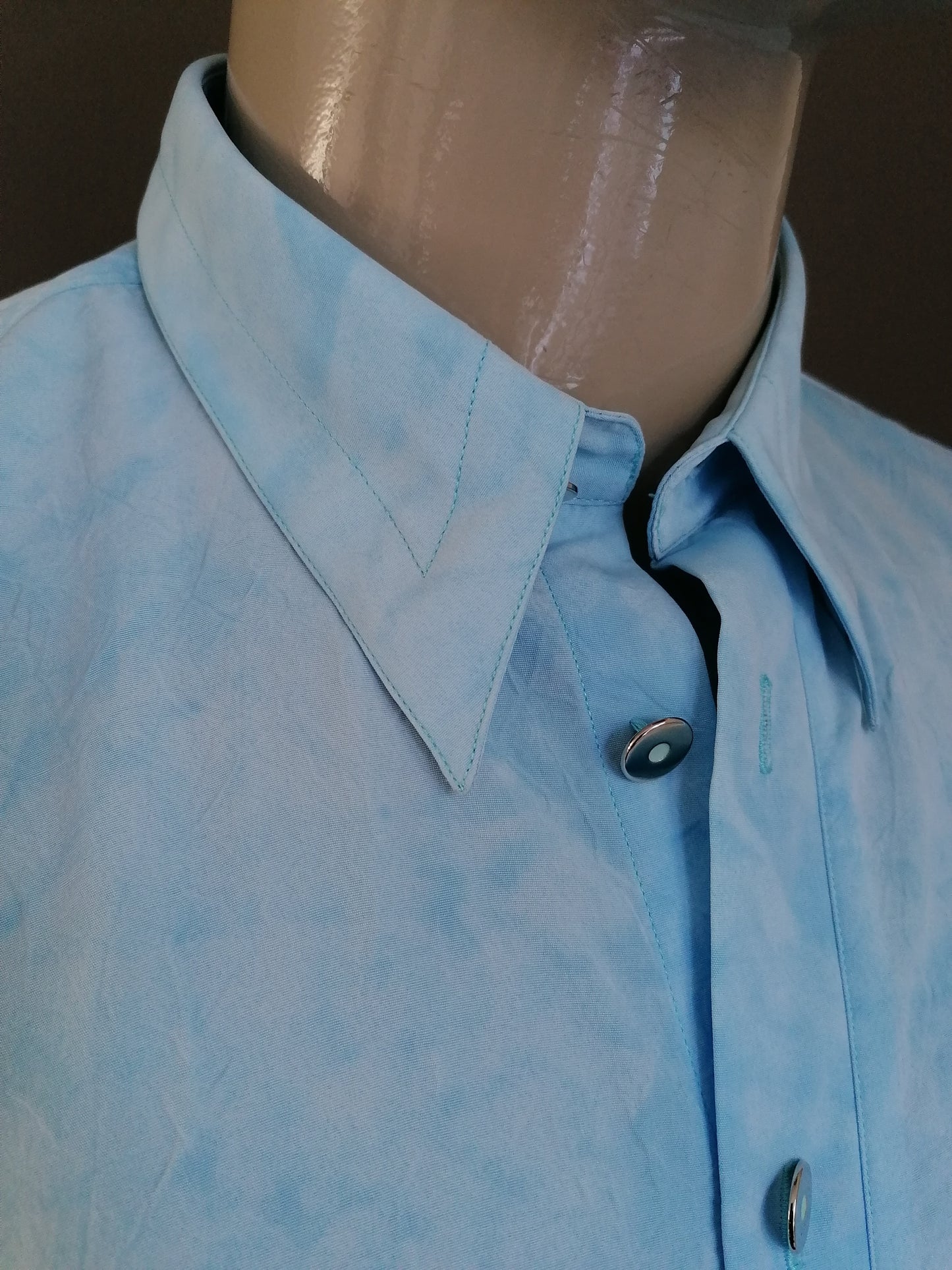 Camisa de manga corta luncina vintage. Azul claro coloreado con efecto arrugas. Tamaño XL