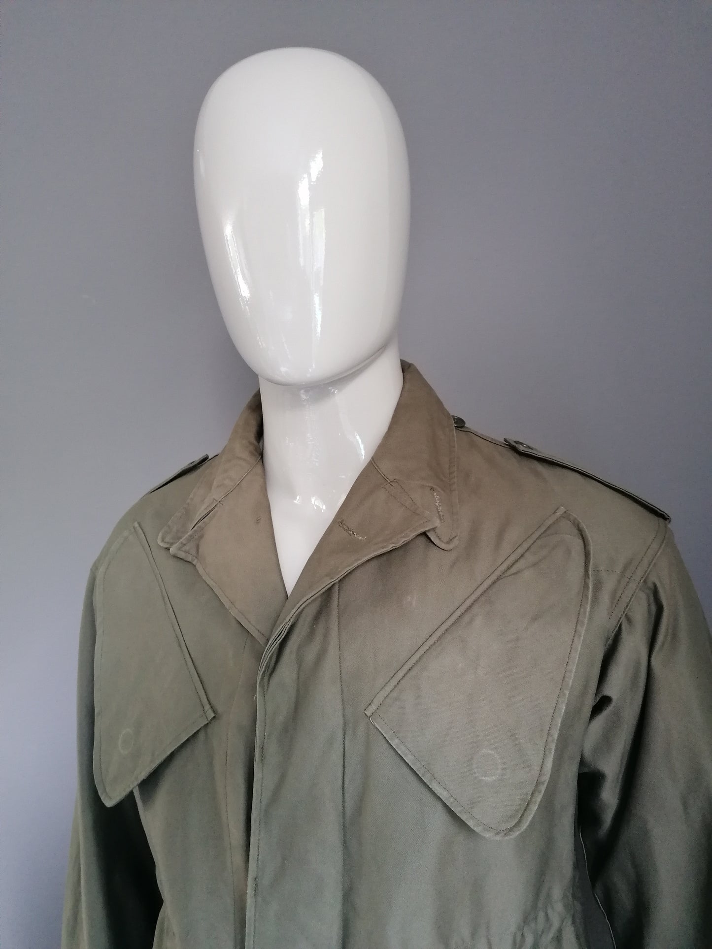 Vintage Army / Leger ongevoerde jas (1974). Groen gekleurd. Maat L. Origineel