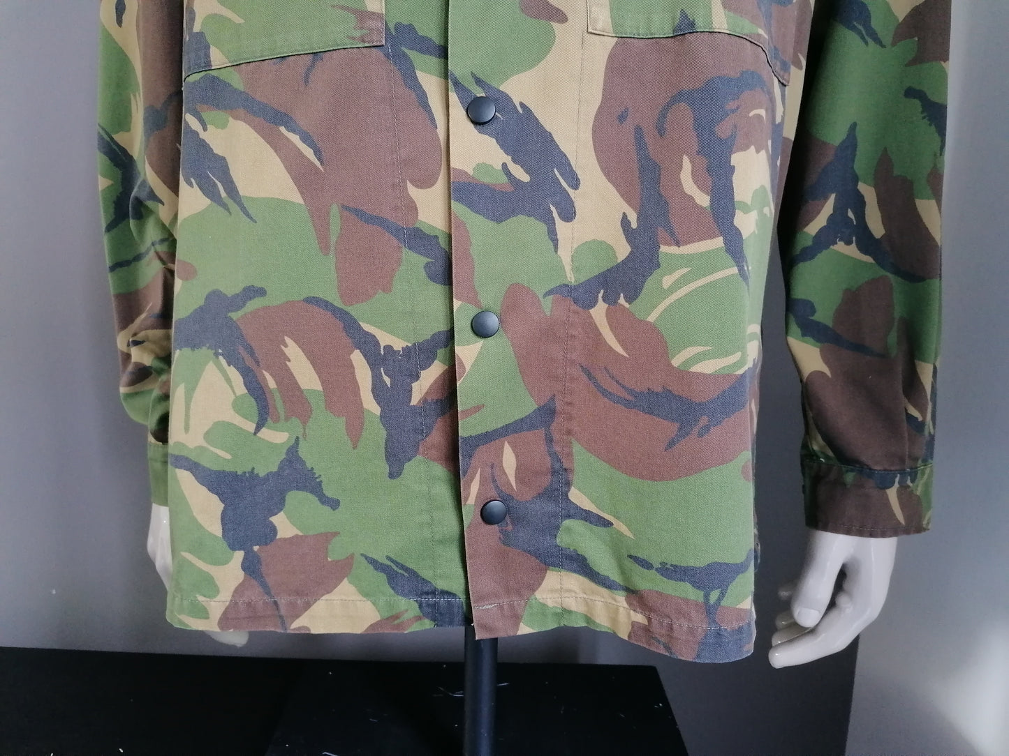 Camisa del ejército / ejército de la vendimia. Impresión de camuflaje con tachuelas de prensa. Tamaño XL. Original.