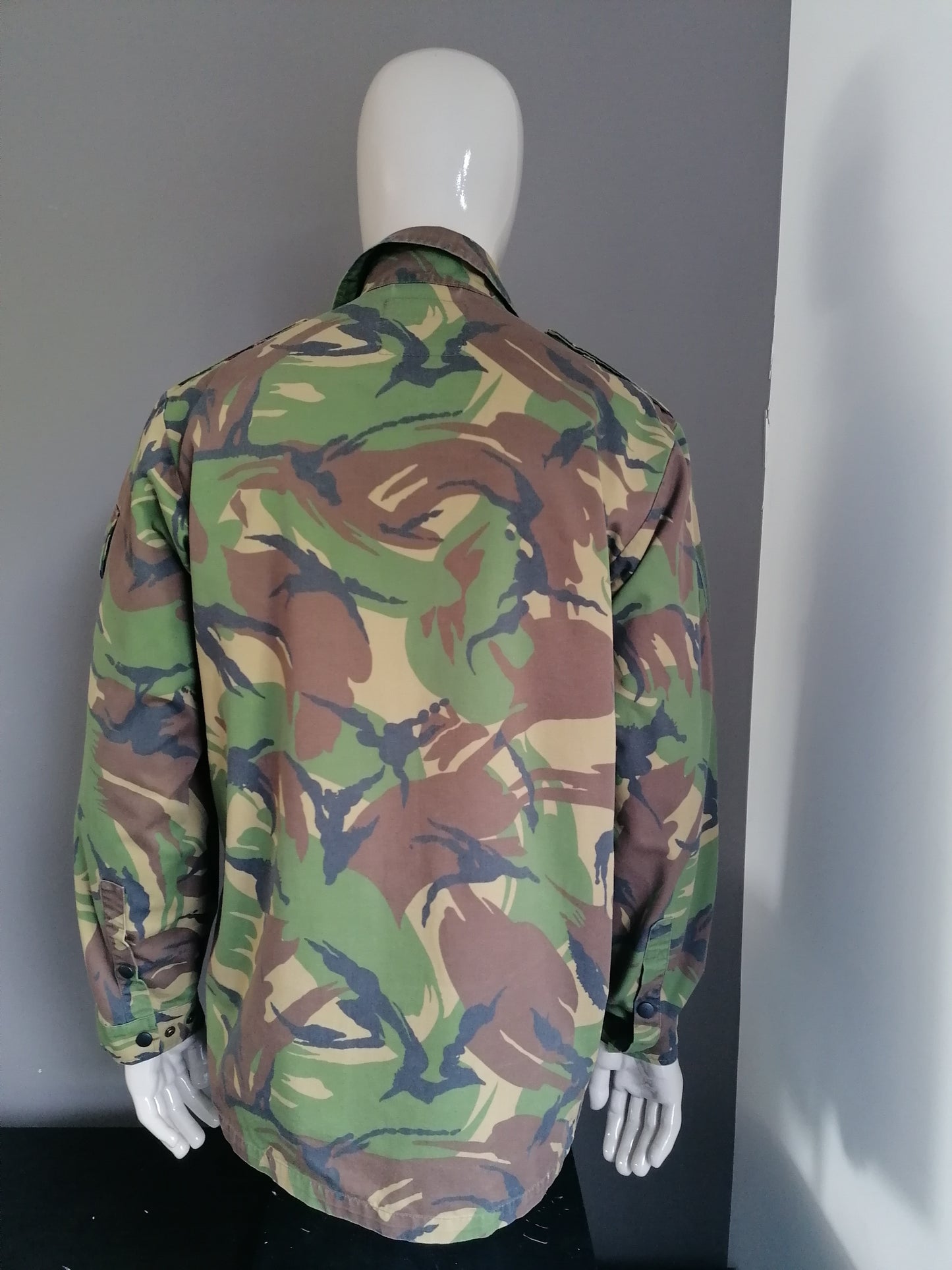Vintage Army / Army shirt. Camouflage print with press studs. Size XL. Original.
