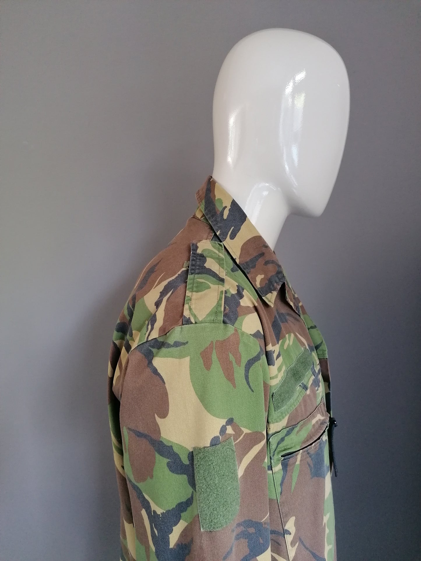 Vintage Army / Leger overhemd. Camouflage print met drukknopen. Maat XL. Orgineel.