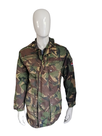 Vintage Army / Armee Onkontuierte Jacke. Doppelter Schließung. Grüner Tarndruck. Größe m / l. original
