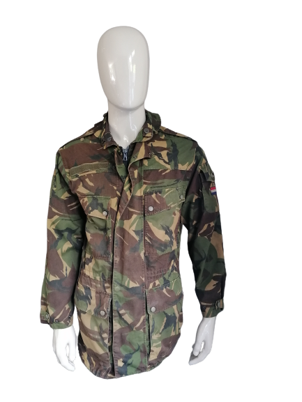 Vintage Army / Leger ongevoerde jas. Dubbele sluiting. Groene camouflage print. Maat M / L. Origineel