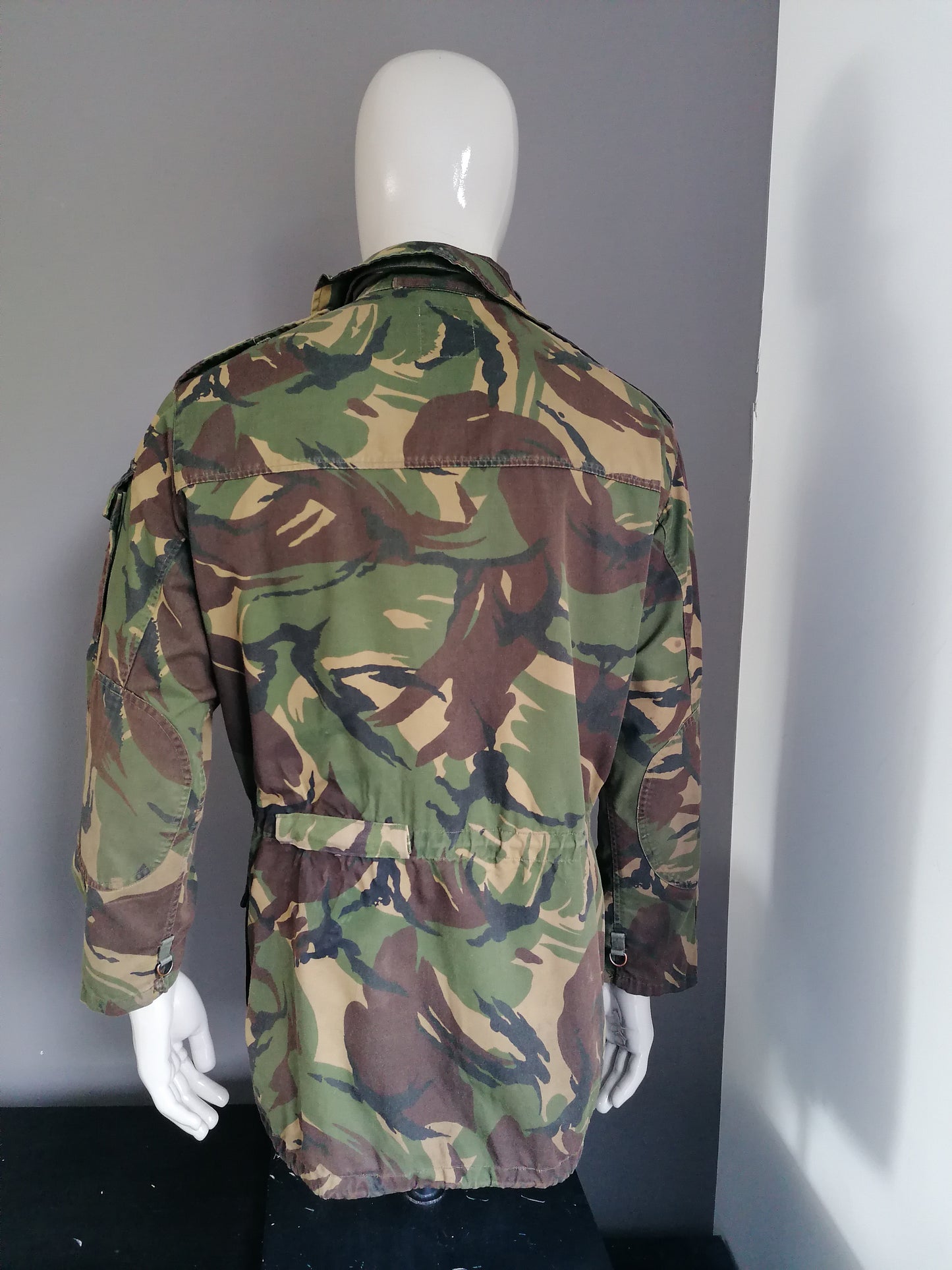 Vintage ejército / ejército chaqueta incondicional. Cierre doble. Impresión de camuflaje verde. Tamaño M / L. Original
