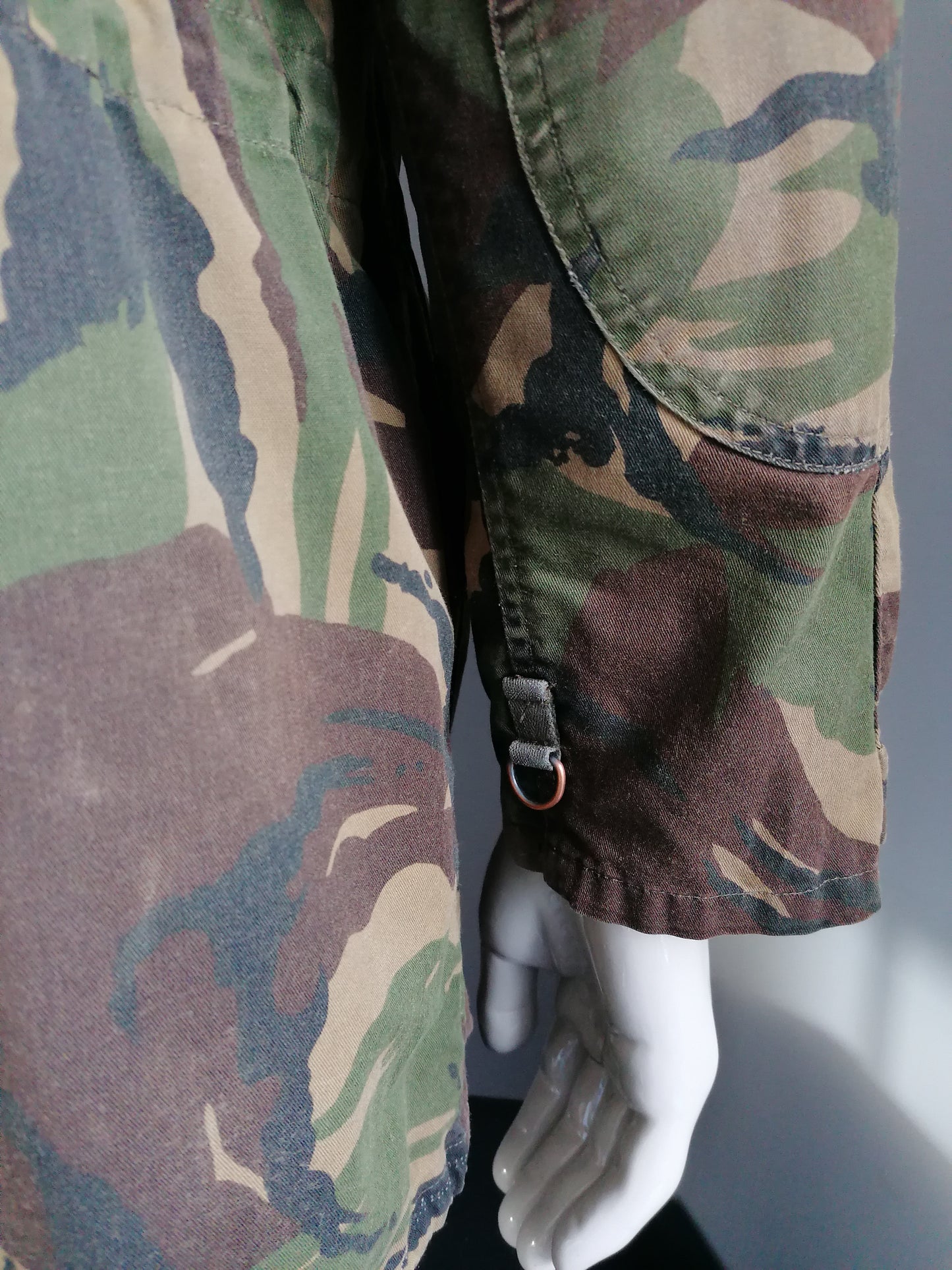 Vintage ejército / ejército chaqueta incondicional. Cierre doble. Impresión de camuflaje verde. Tamaño M / L. Original