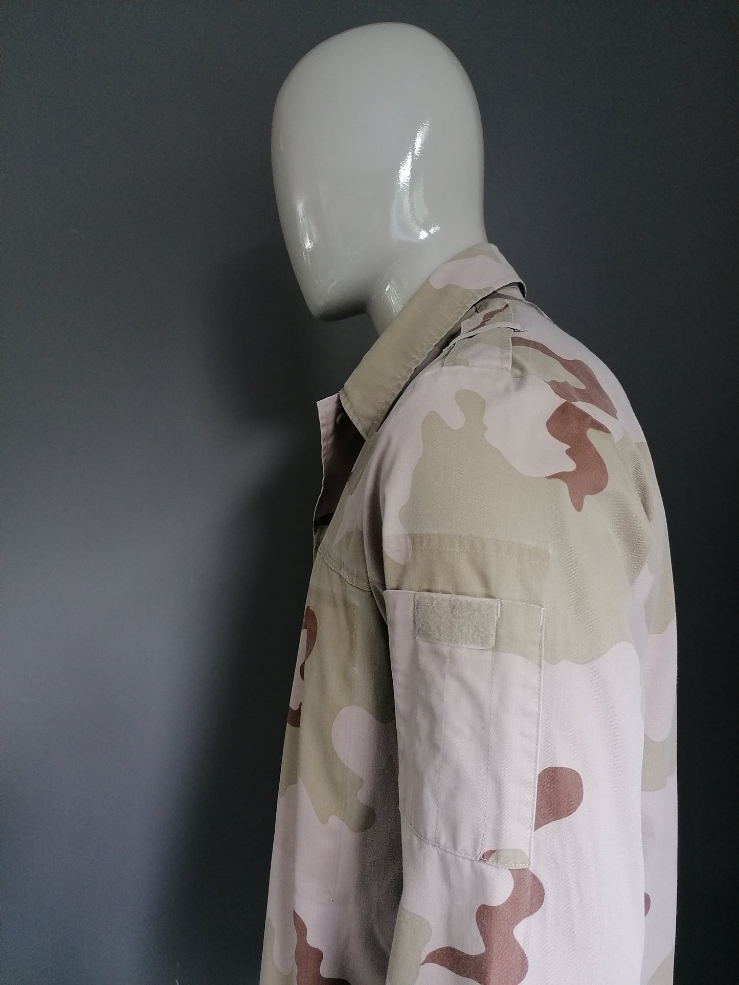 Camicia dell'esercito / esercito vintage (2004). Stampa del cammuffamento del deserto. Dimensione XL. Originale
