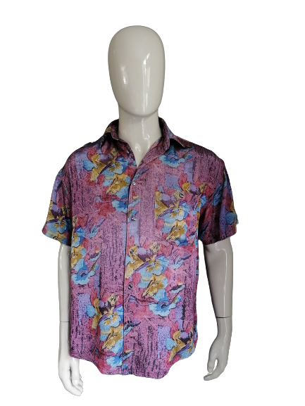 Camisa de manga corta de la vendimia 90. Patrón floral azul púrpura. Tamaño XL .. viscosa