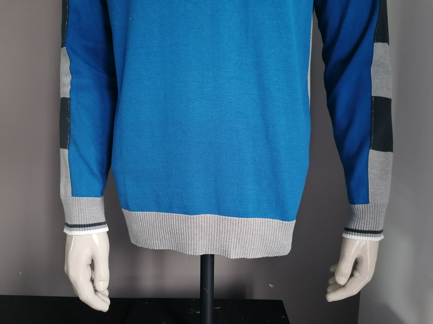 Es suéter noize. Gris azul coloreado. Tamaño XL