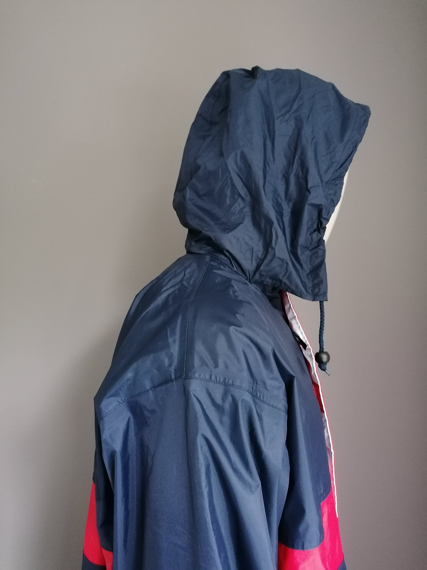 Penn medio longitud entre la chaqueta con capucha. Rojo azul coloreado. Tamaño XL.