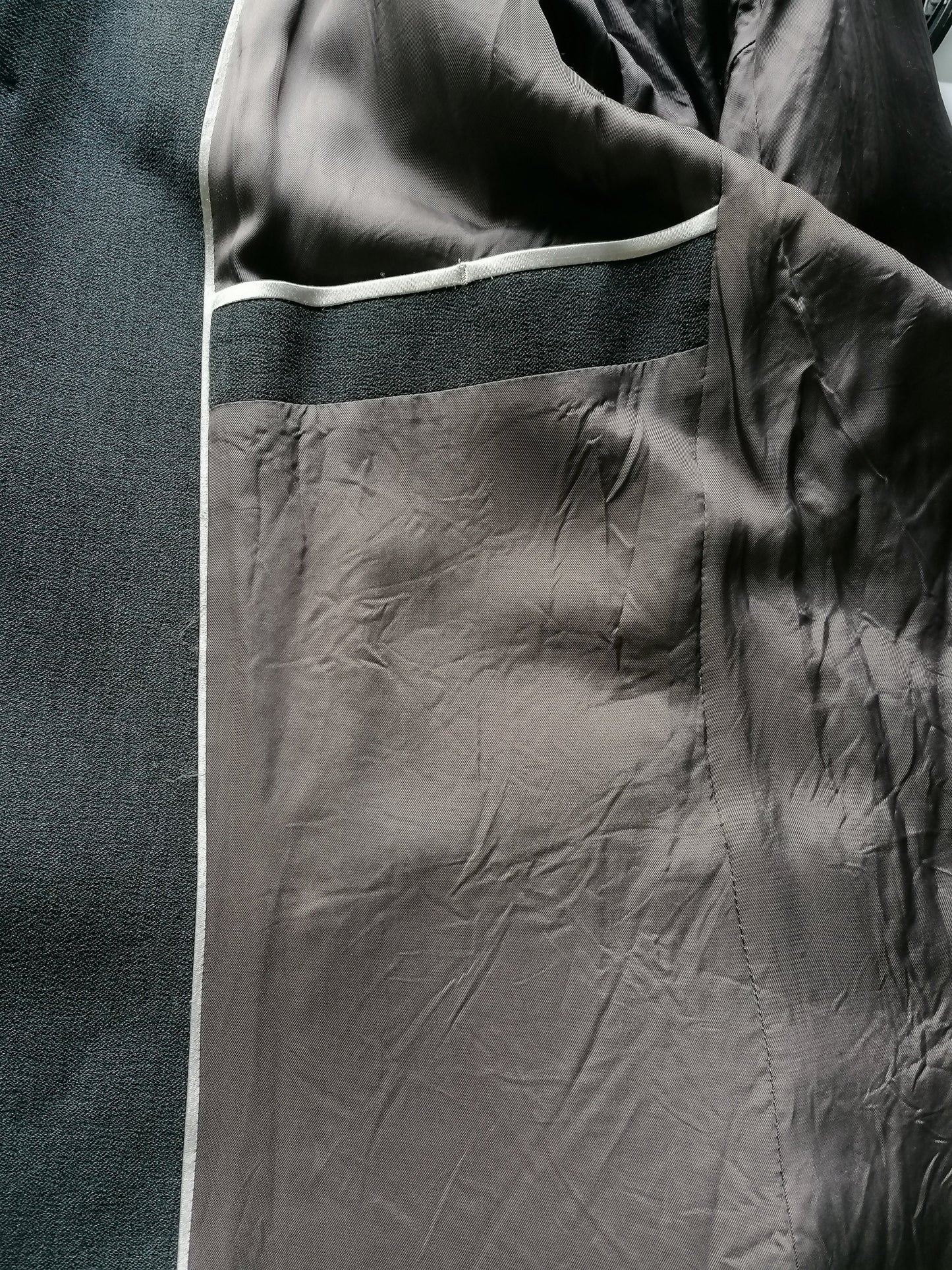 Traje de lana de moda. Color gris oscuro. Tamaño 52