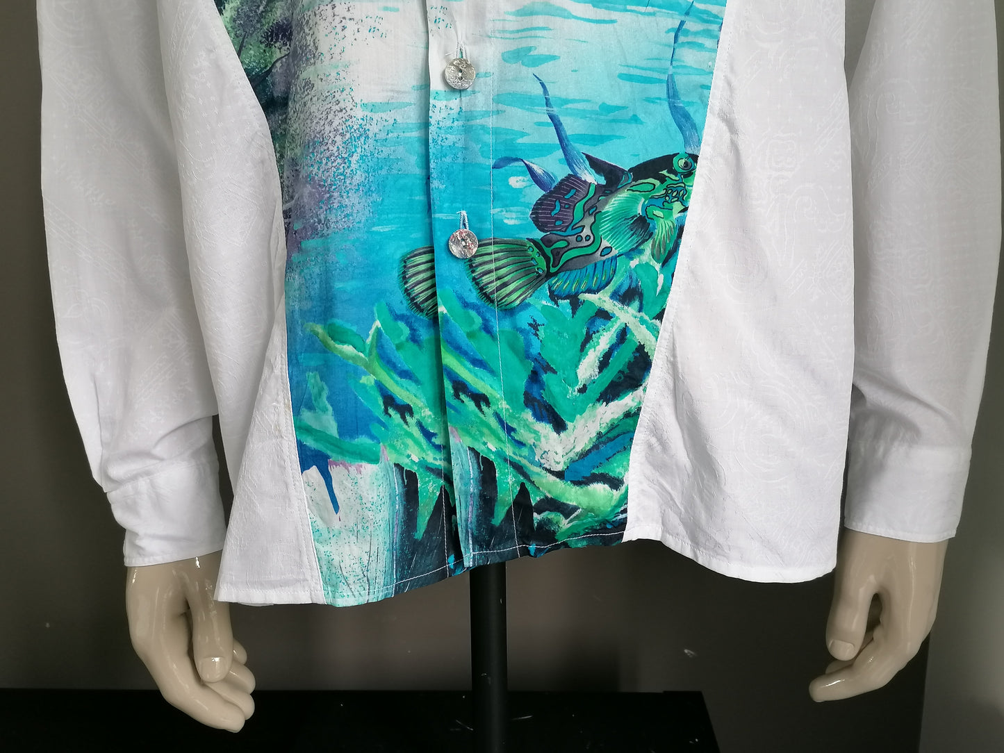 Nueva línea de la camisa de la vendimia. Blanco con una impresión de sub-mar. Tamaño XL.