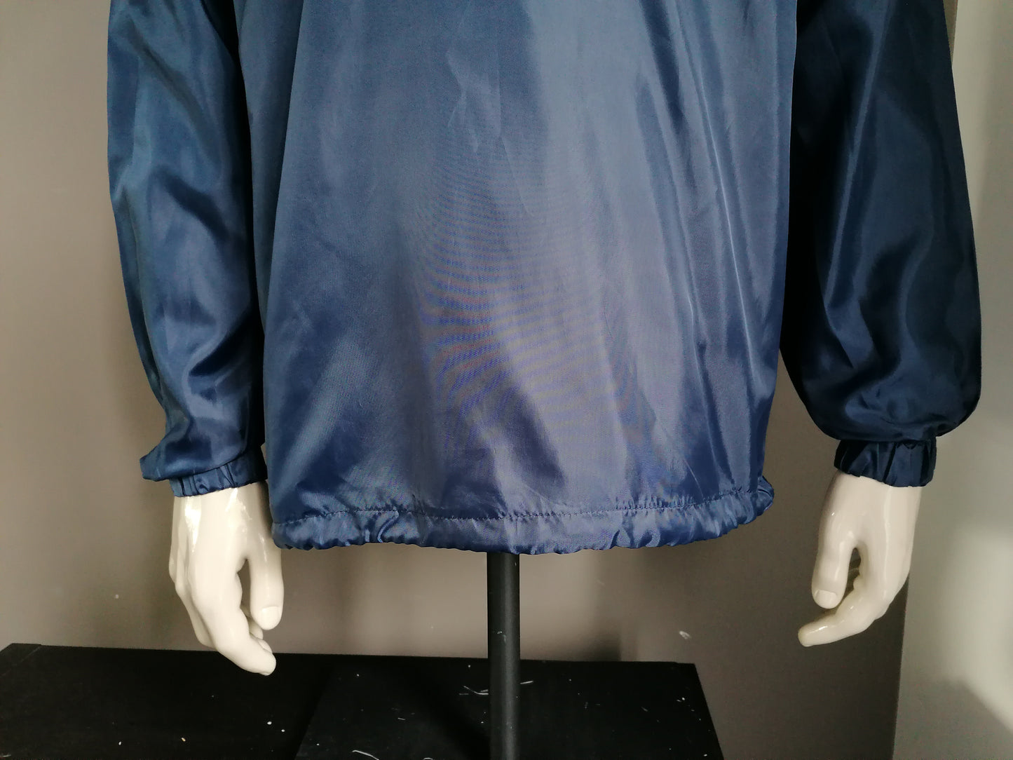 Suéter deportivo de poliéster de la vendimia. Azul oscuro. Tamaño XL
