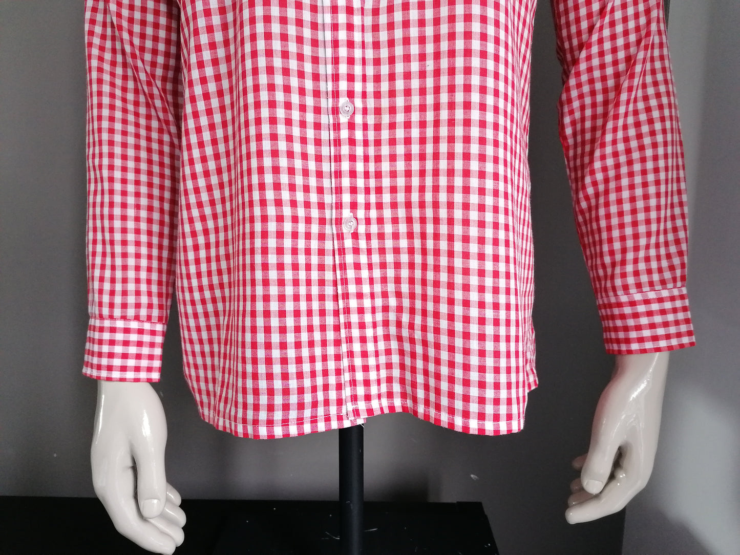 Vintage 70's shirt. Red white checkered. Size M.