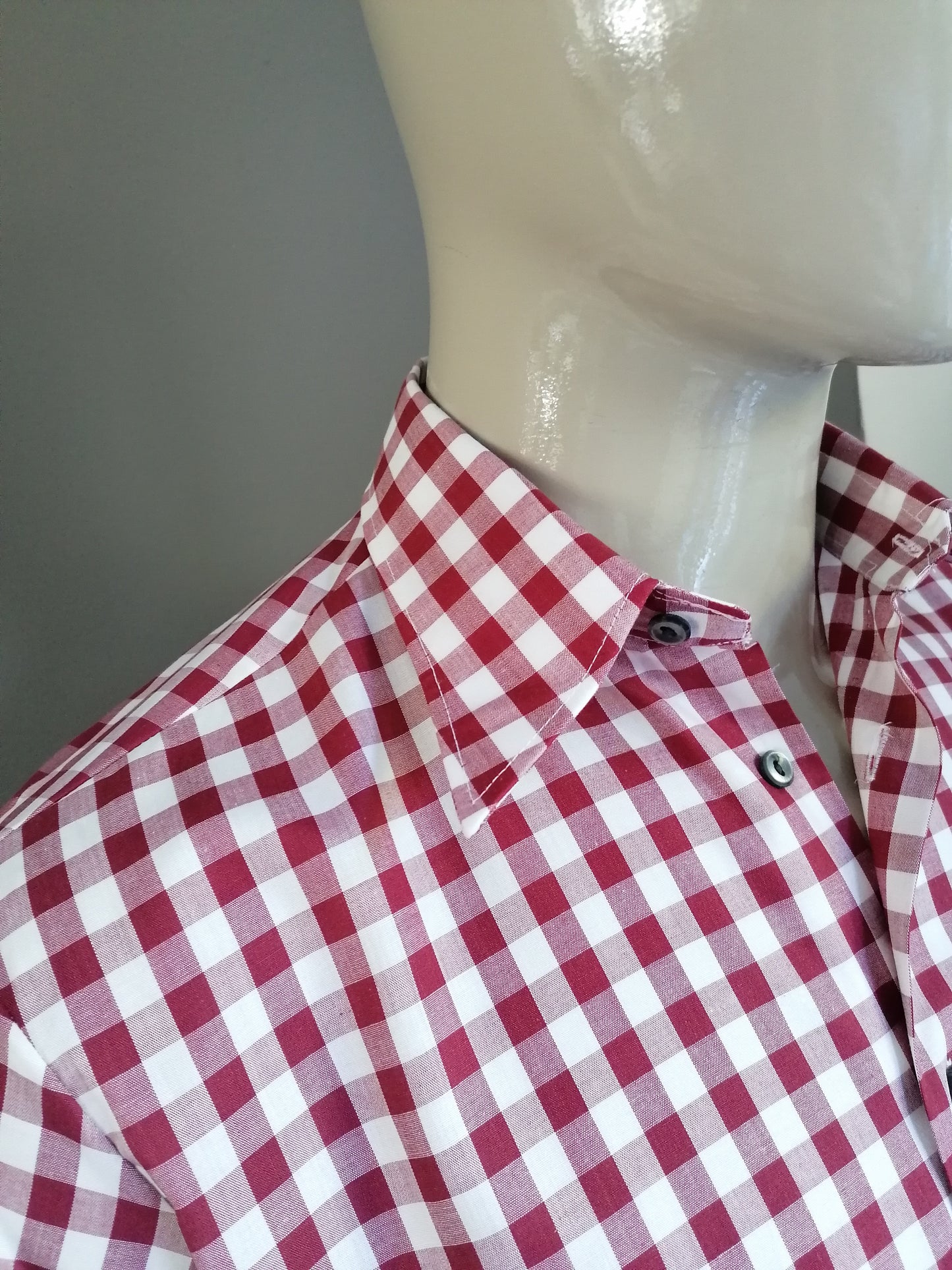 Camisa de la vendimia 70 con collar de puntos. Blanco rojo a cuadros. Talla M.
