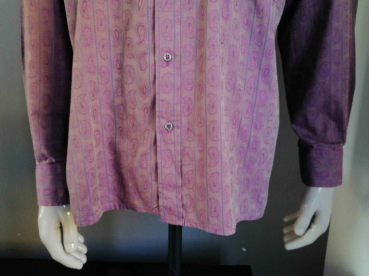 Vintage shirt. Purple motif with metallic shine. Size XL.
