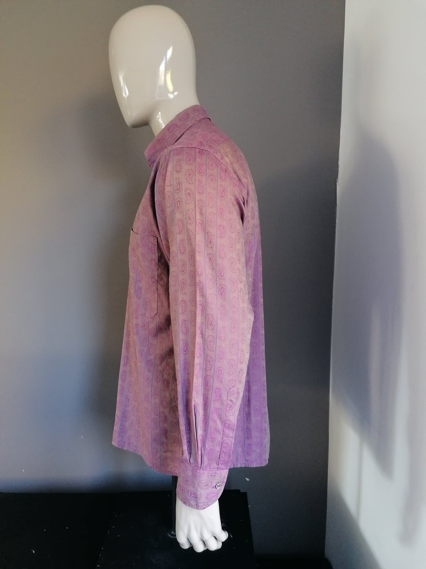 Vintage shirt. Purple motif with metallic shine. Size XL.