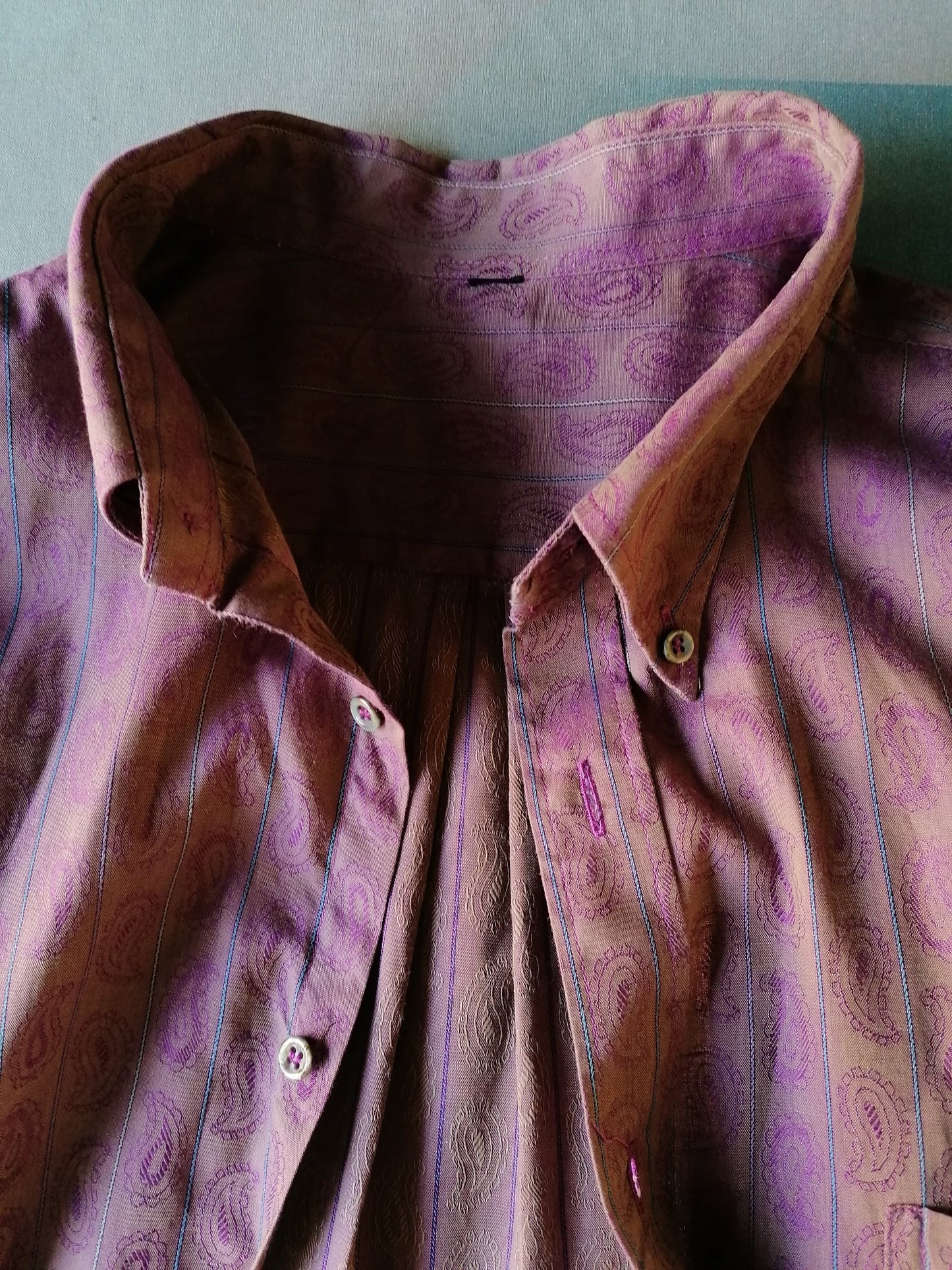 Vintage overhemd. Paars motief met Metallic glans. Maat XL.