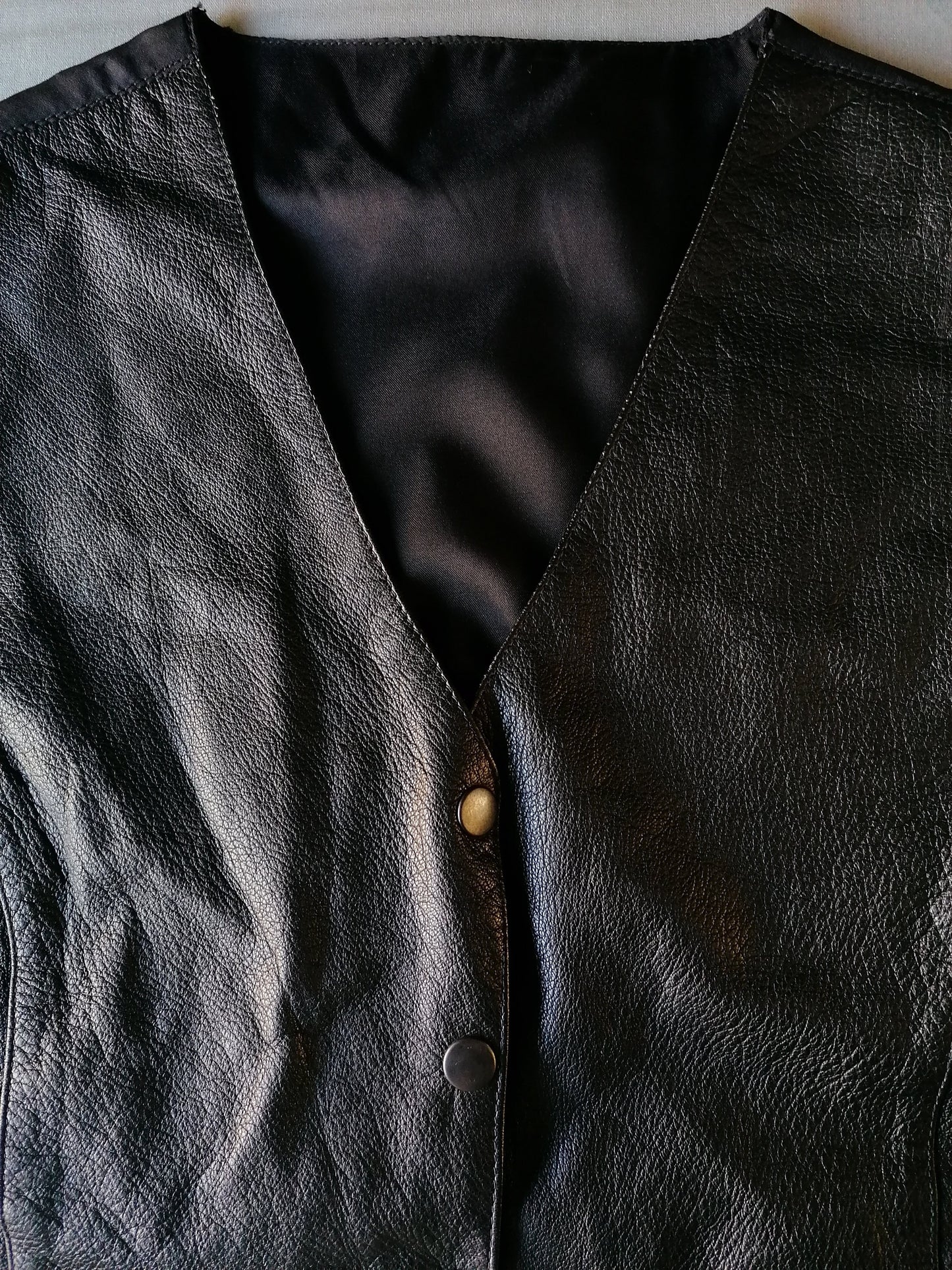 Chaleco de cuero con tachuelas de prensa. Negro de color. Tamaño M. # 253