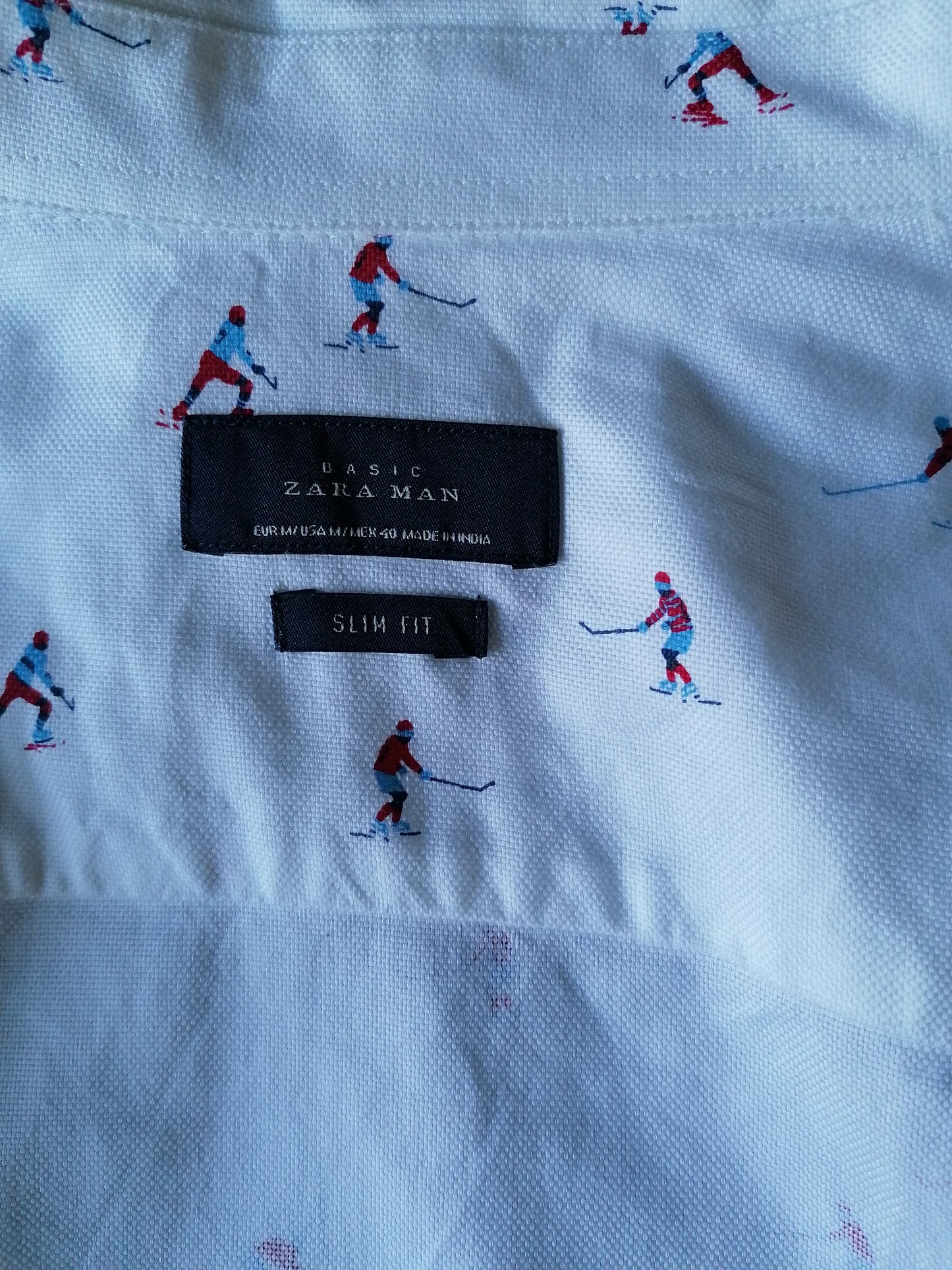 Zara Man overhemd. Wit met Rood Blauw IJshockeyer print. Maat M. Slim Fit