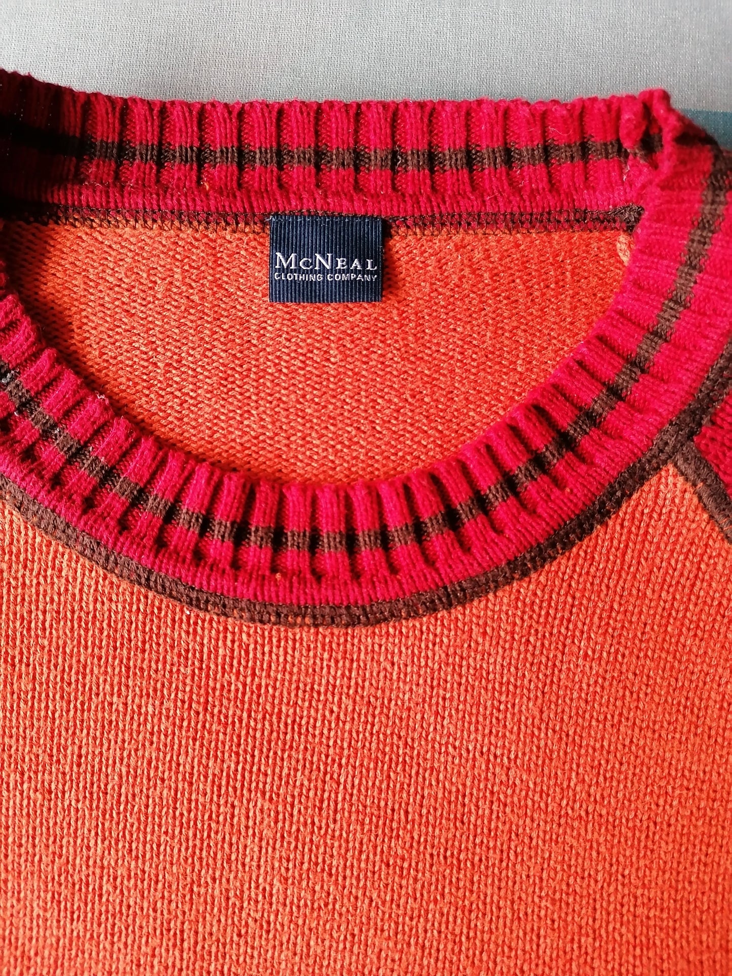 Suéter McNeal. Naranja de color rojo. Talla L.