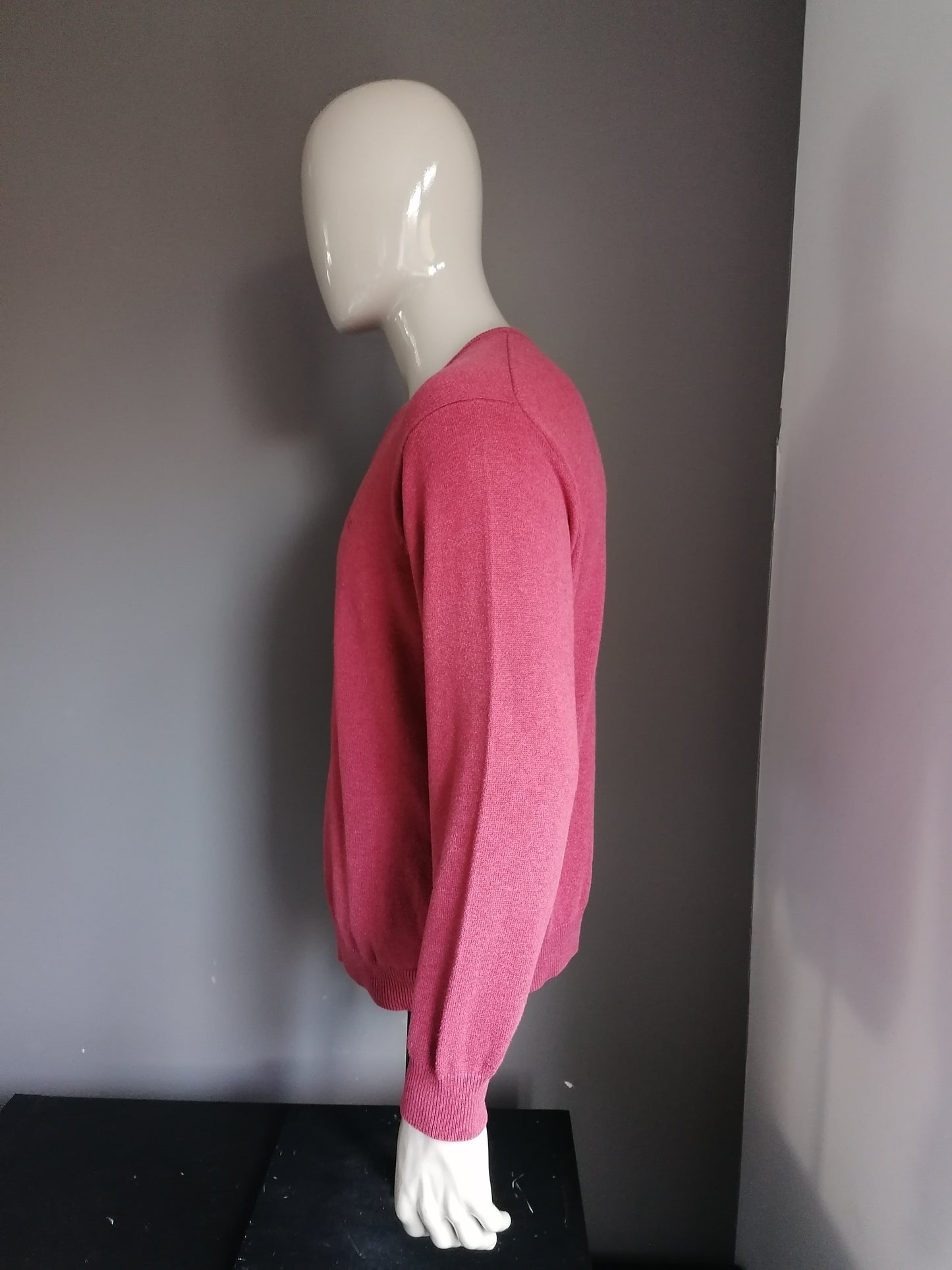 Suéter de Wolsey con cuello en v. Color rosa oscuro de color. Talla L.