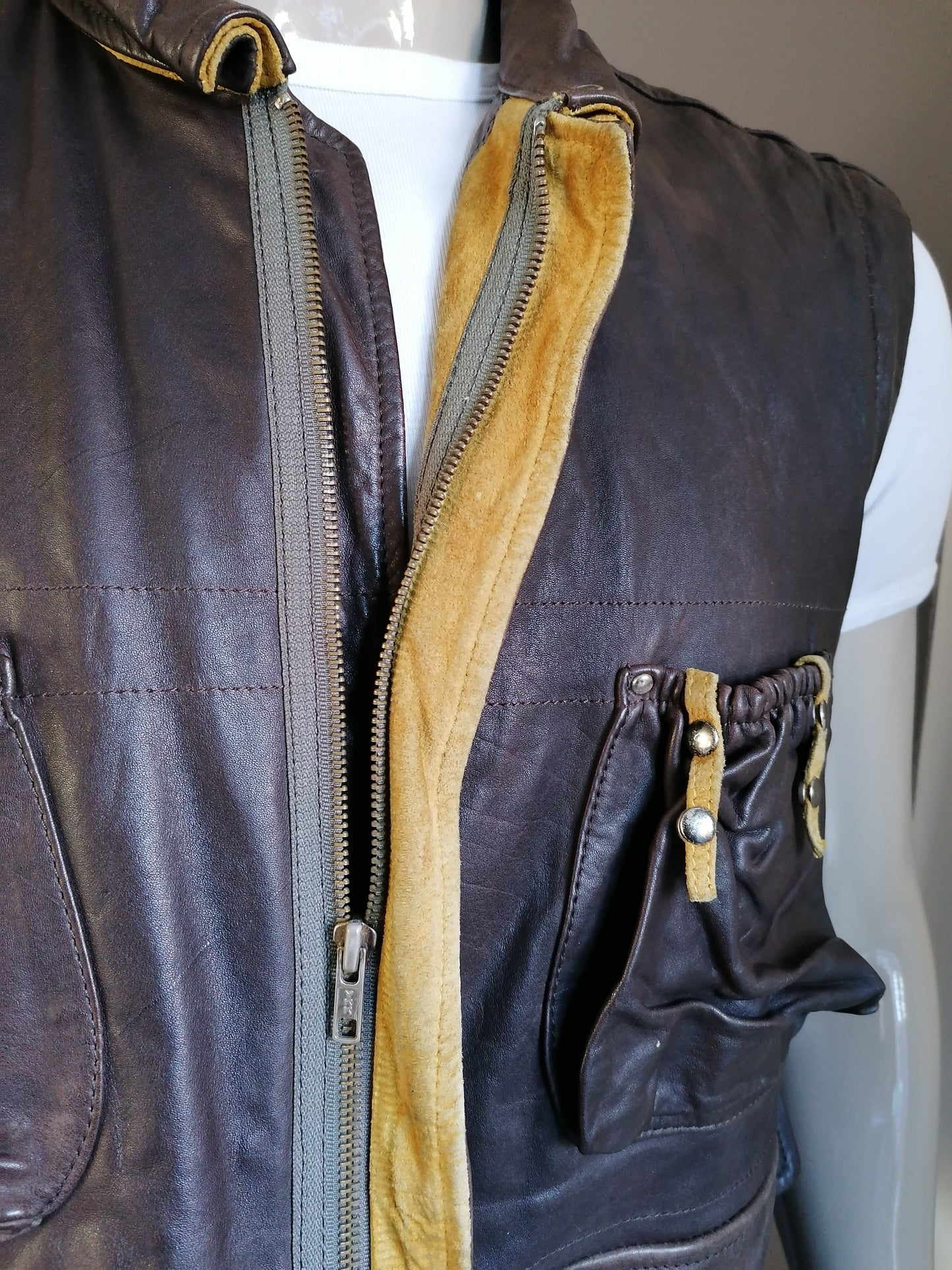 Vintage Shark leather body warmer with zipper. Dark brown. Size XL.