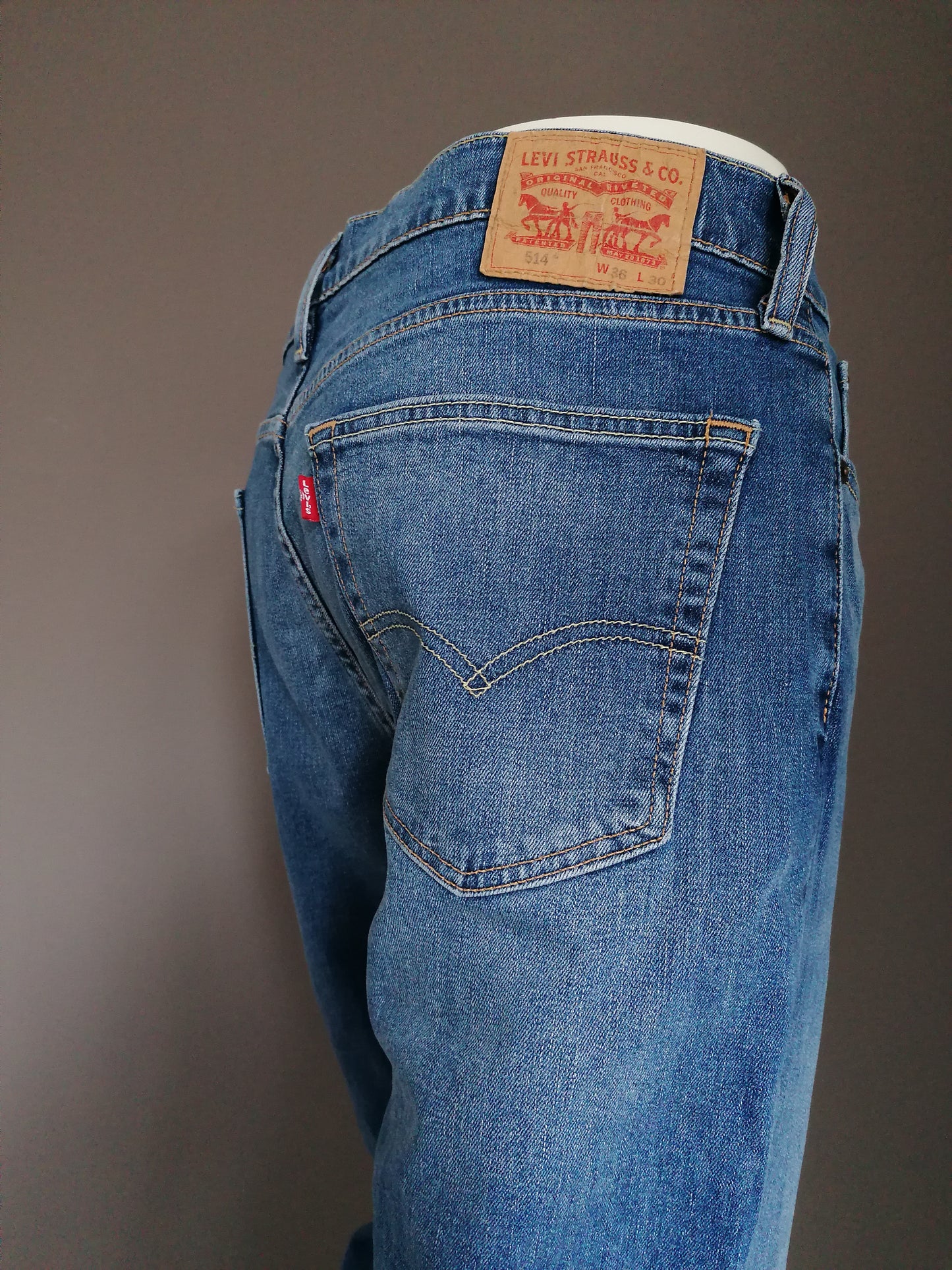 Levi's Straus 514 jeans. Blauw gekleurd. Maat W36 - L30