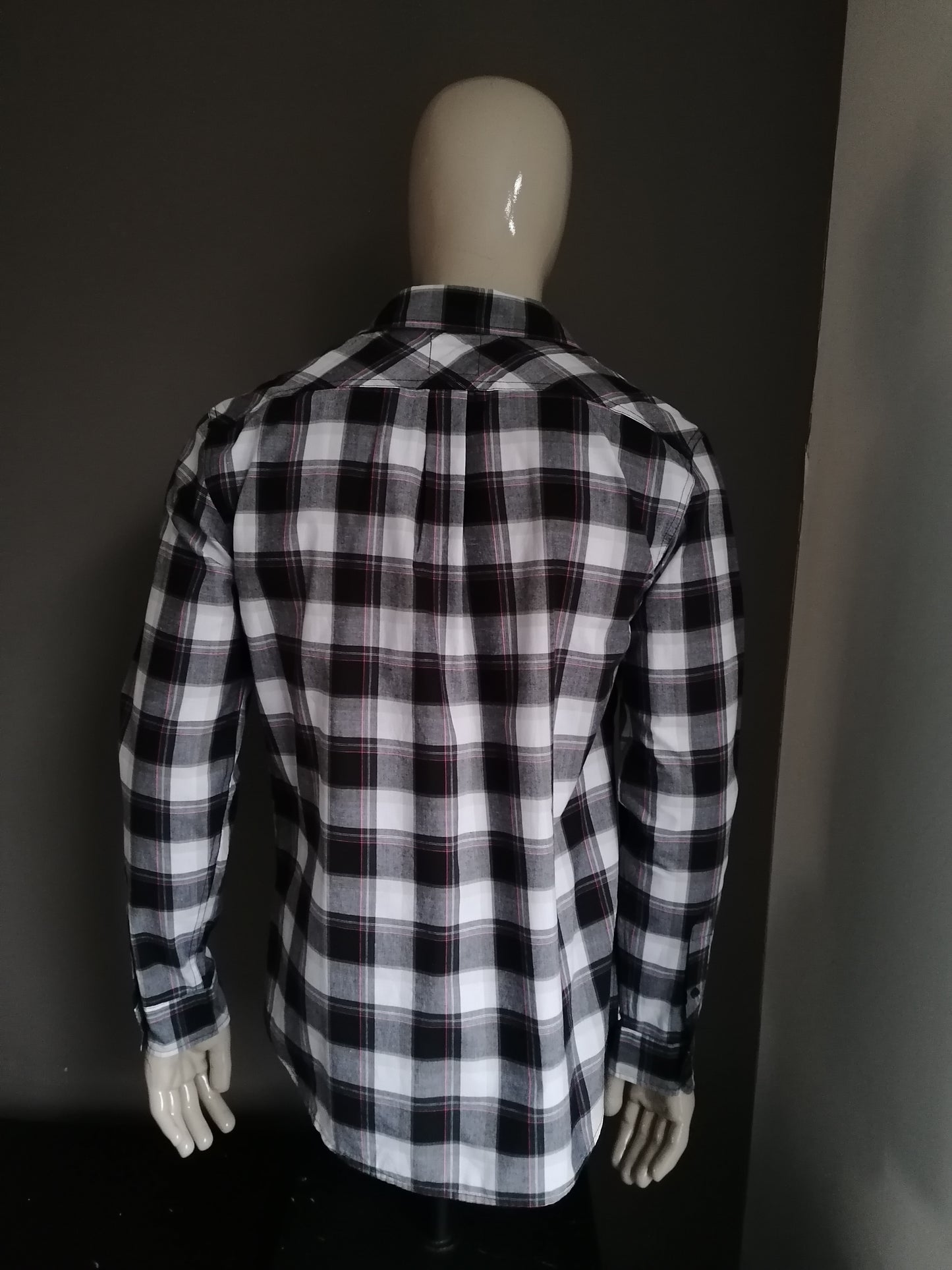 Levi's shirt. Gray black checkered, pink stripe. Size L.