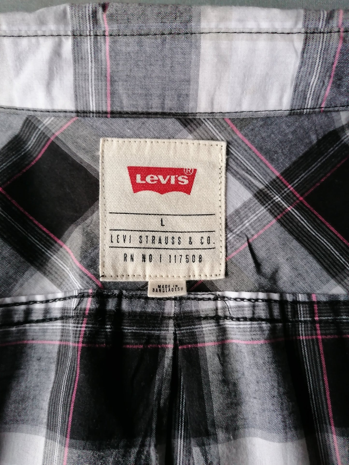 Levi's Shirt. Grau schwarz karierter, rosa Streifen. Größe L.