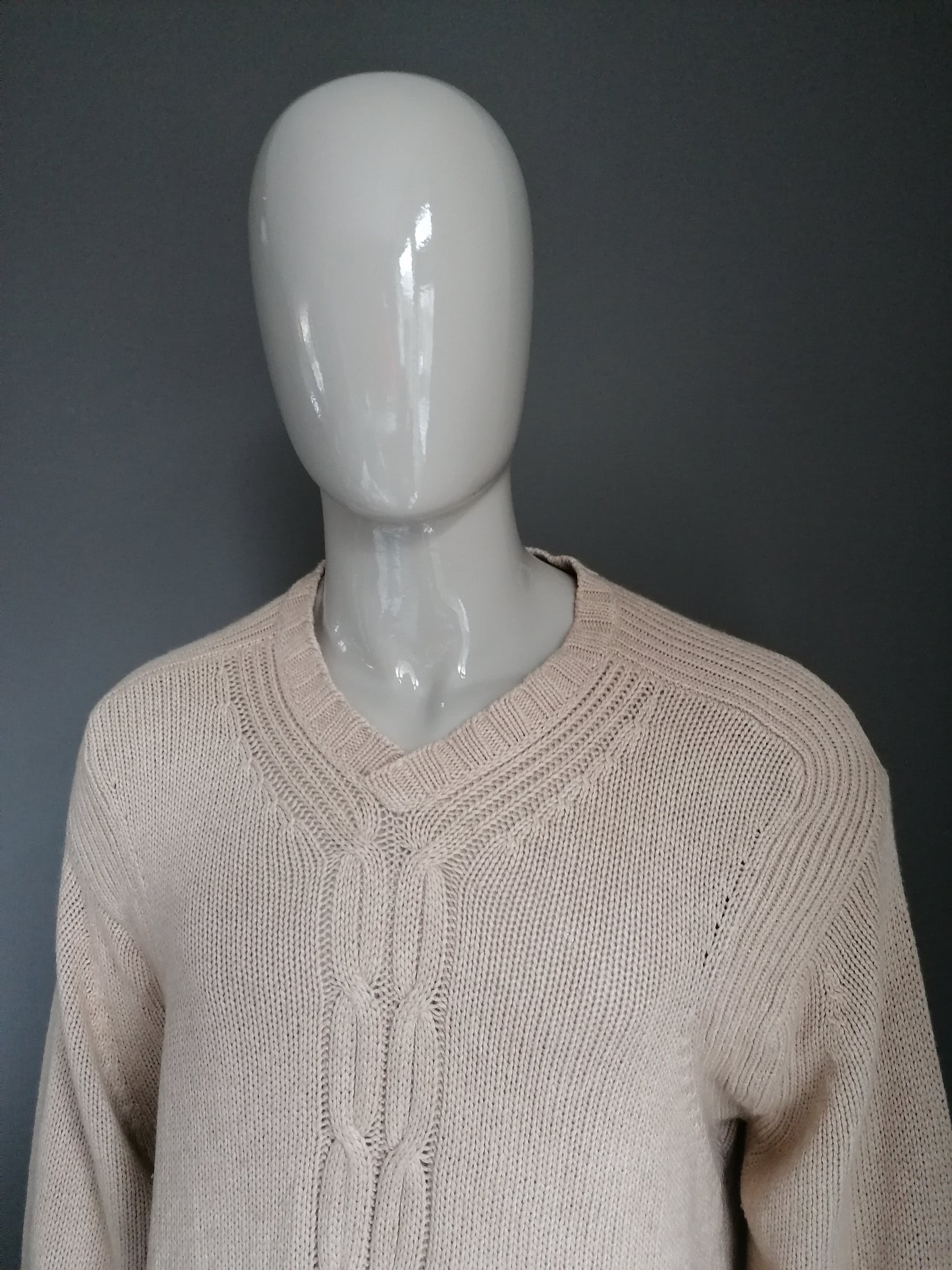 Tommy Hilfiger cable jersey with V-neck. Light brown colored. Size XXL / 2XL.