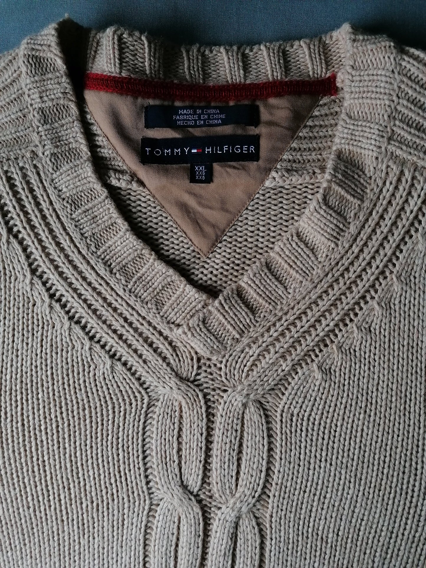 Tommy Hilfiger cable jersey with V-neck. Light brown colored. Size XXL / 2XL.