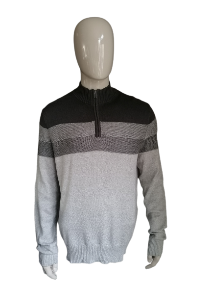 Suéter urbano de la tubería con cremallera. Color gris. Tamaño XL.