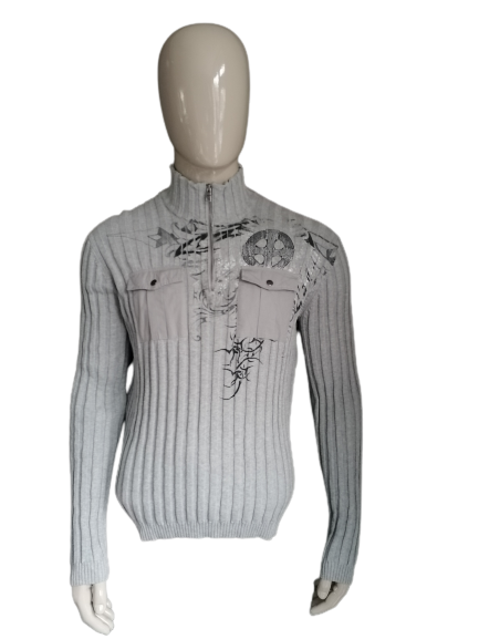 Inc-Pullover mit Reißverschluss- und Brusttaschen. Grau mit druck. Größe L.