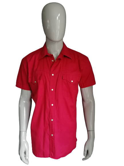 G-Star Raw shirt short sleeves and press studs. Colored red. Size XL.