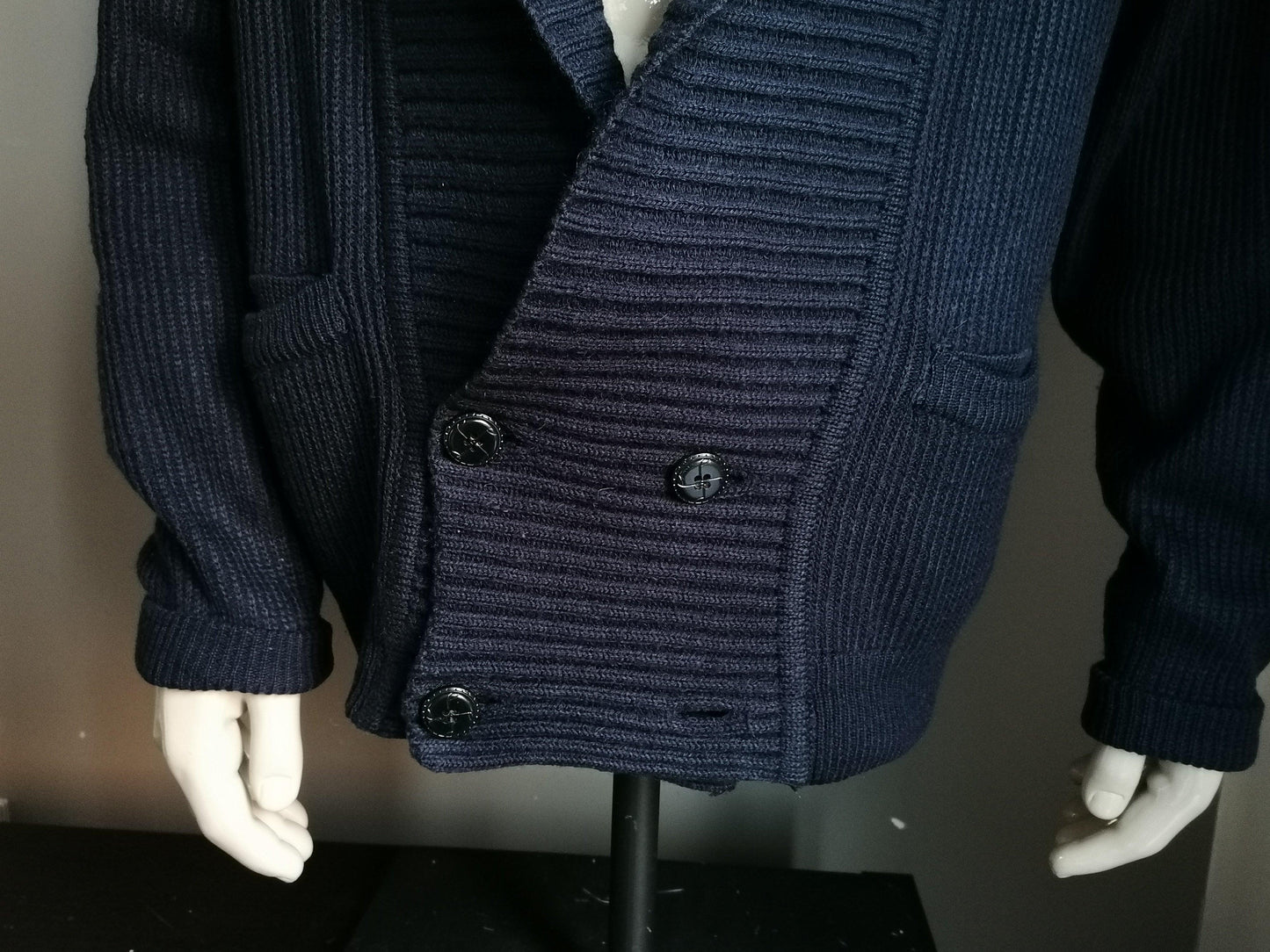 B keus: Rian Rucci vest. Donker Blauw. Maat XXL / 2XL. mist 1 knoop. 15% Wol. - EcoGents