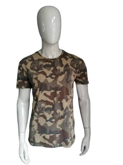 Camisa del hombre de Zara. Impresión marrón del ejército verde. Talla L.
