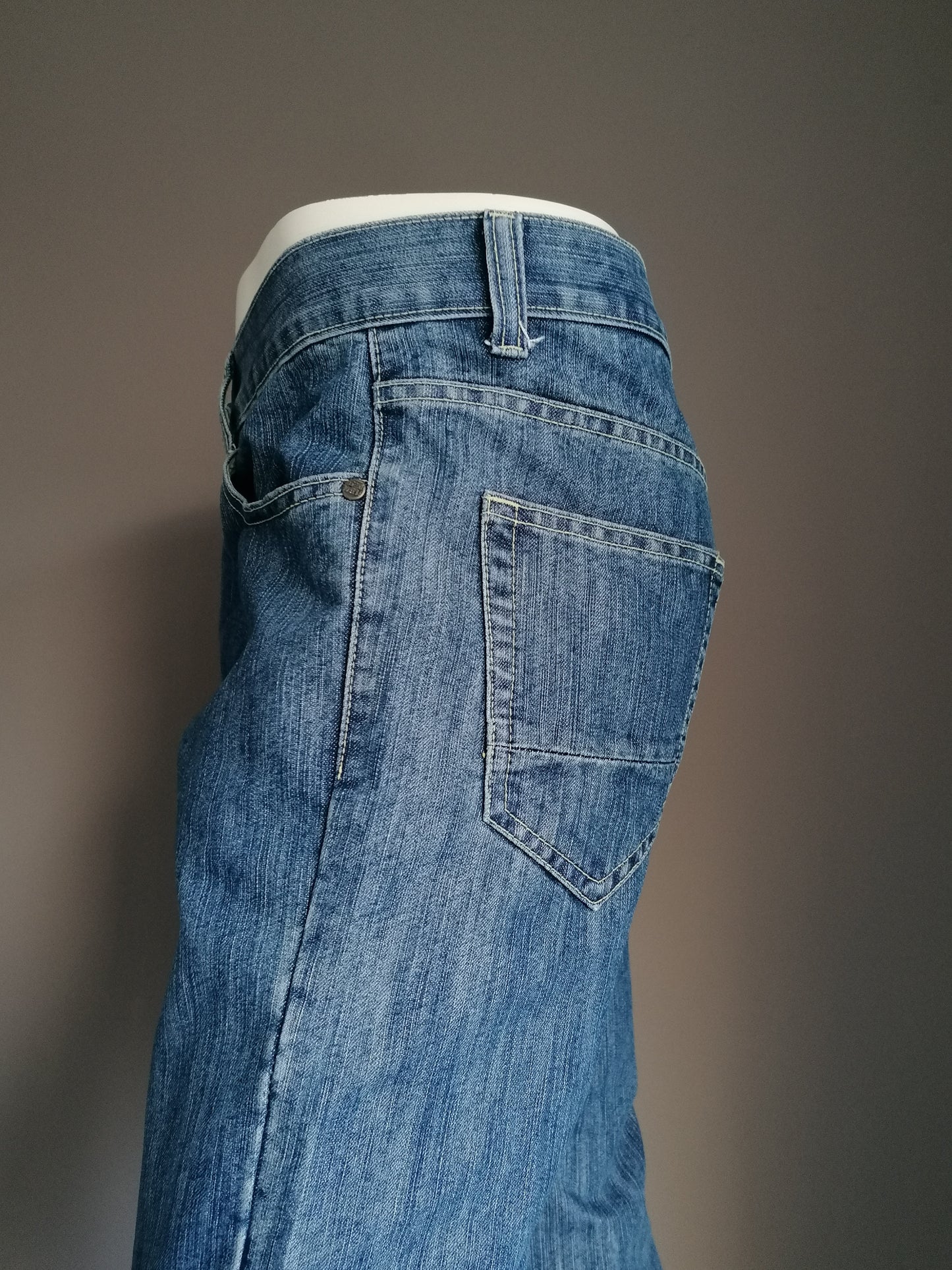 Jeans a benzina. Blu colorato. Taglia W32 - 30. I pantaloni sono stati abbreviati.