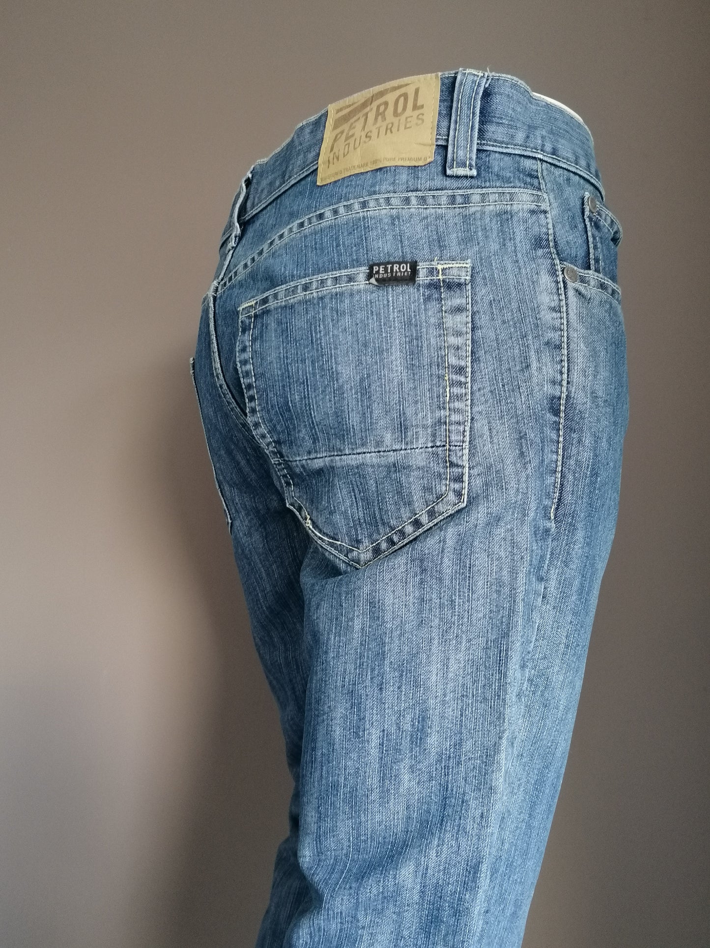Petrol jeans. Blauw gekleurd. Maat W32 - 30. broek is ingekort.