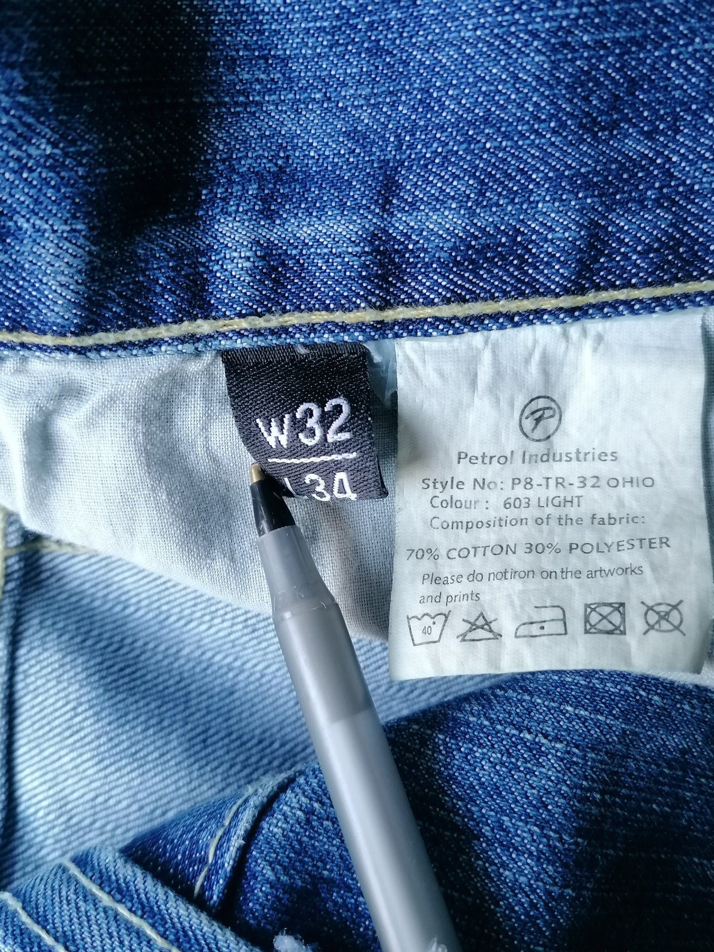 Jeans a benzina. Blu colorato. Taglia W32 - 30. I pantaloni sono stati abbreviati.