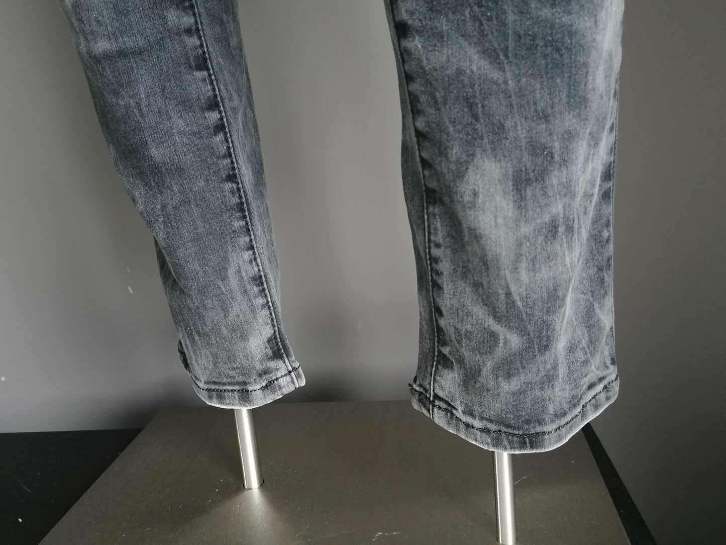Susting Jeans. Negro de color. Tamaño W34 - L32. estirar