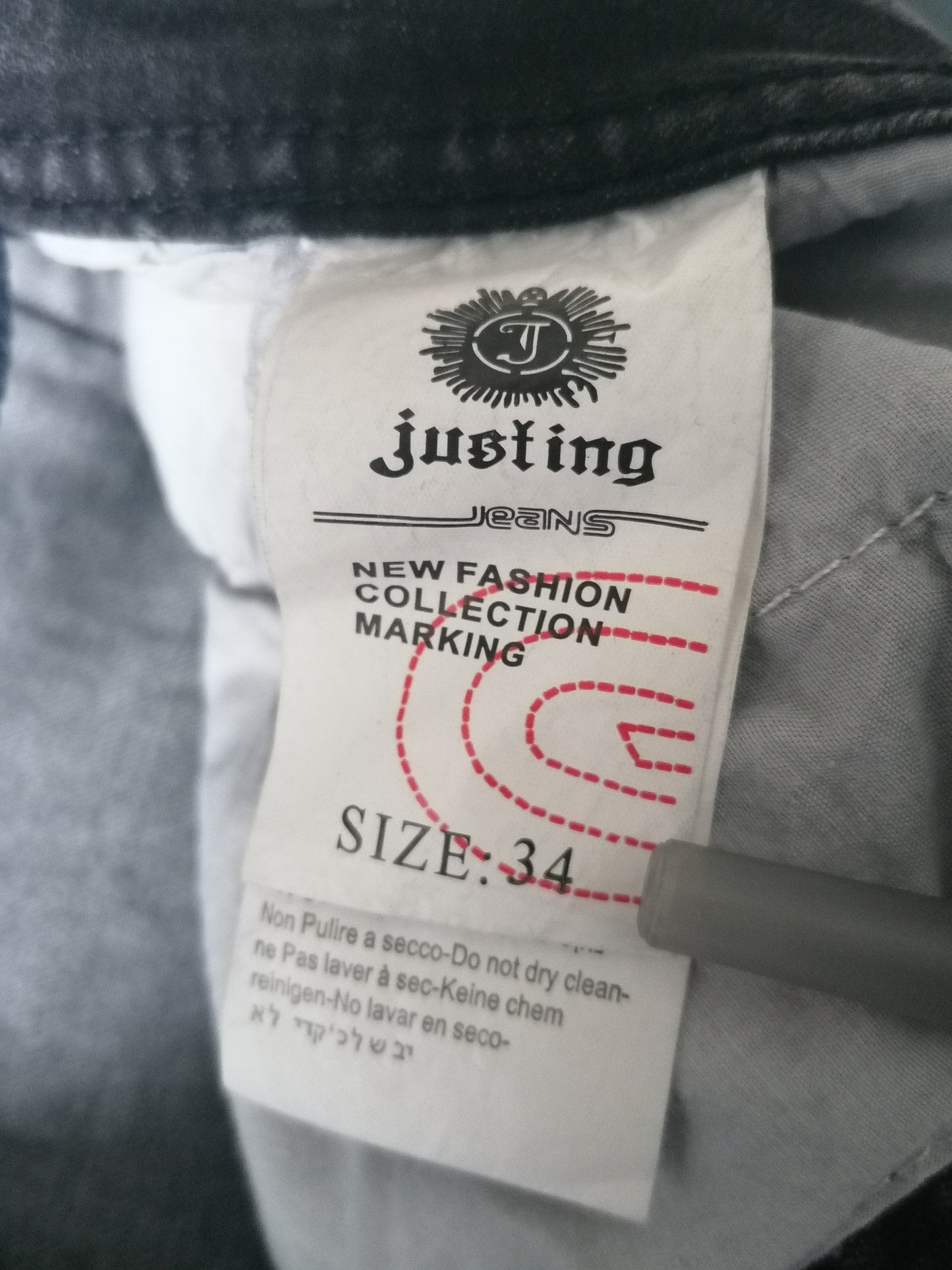 Justierende Jeans. Farbig schwarz. Größe W34 - L32. strecken