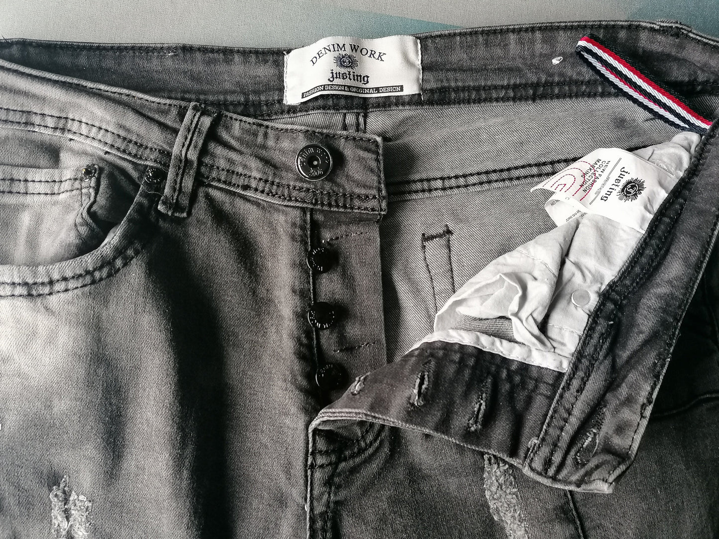 Chiare i jeans. Nero colorato. Taglia W34 - L32. stirata