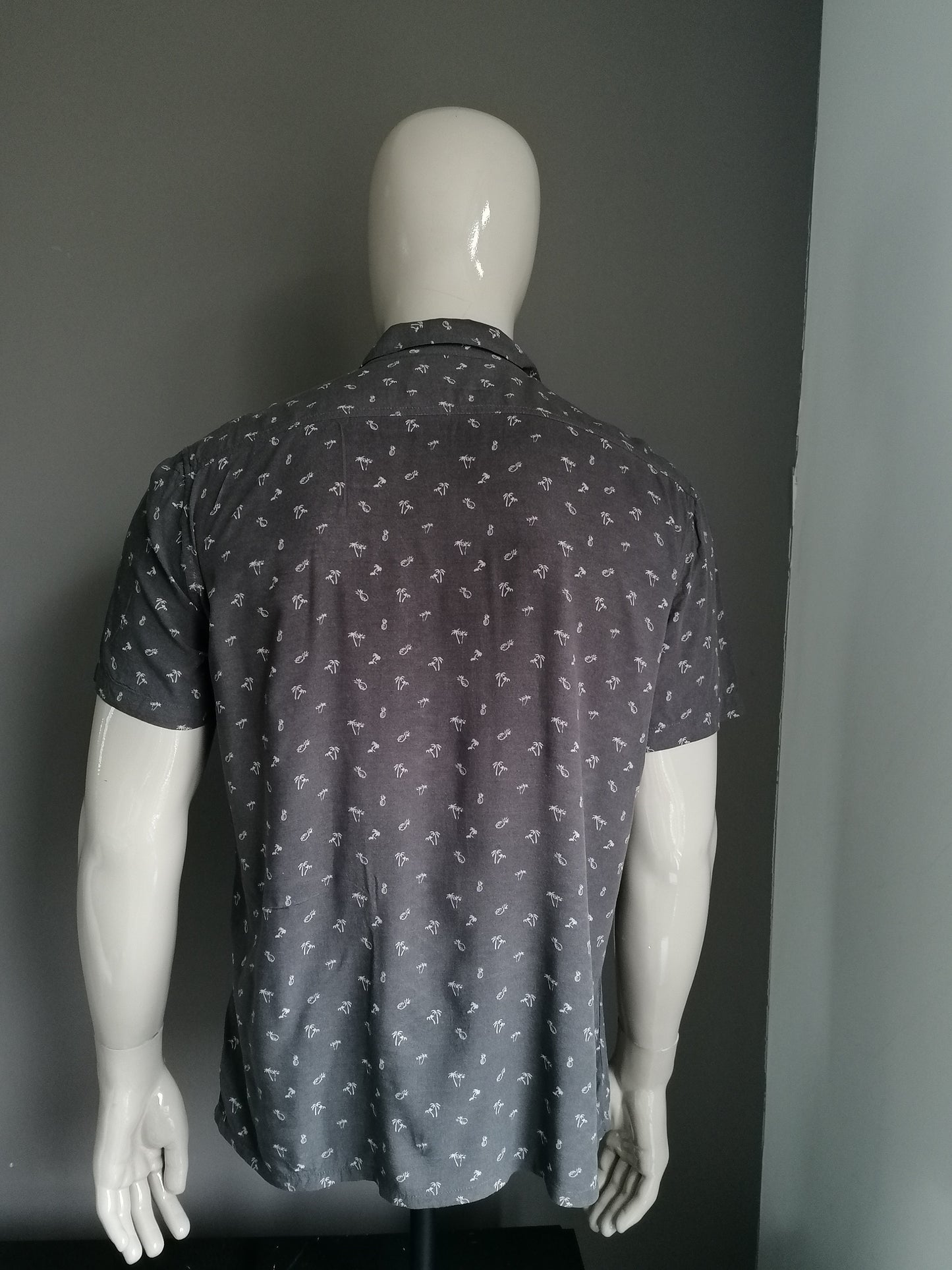 Vintage casual by Gemo shirt short sleeves. Gray palm / pineapple print. Size M / L. Viscose