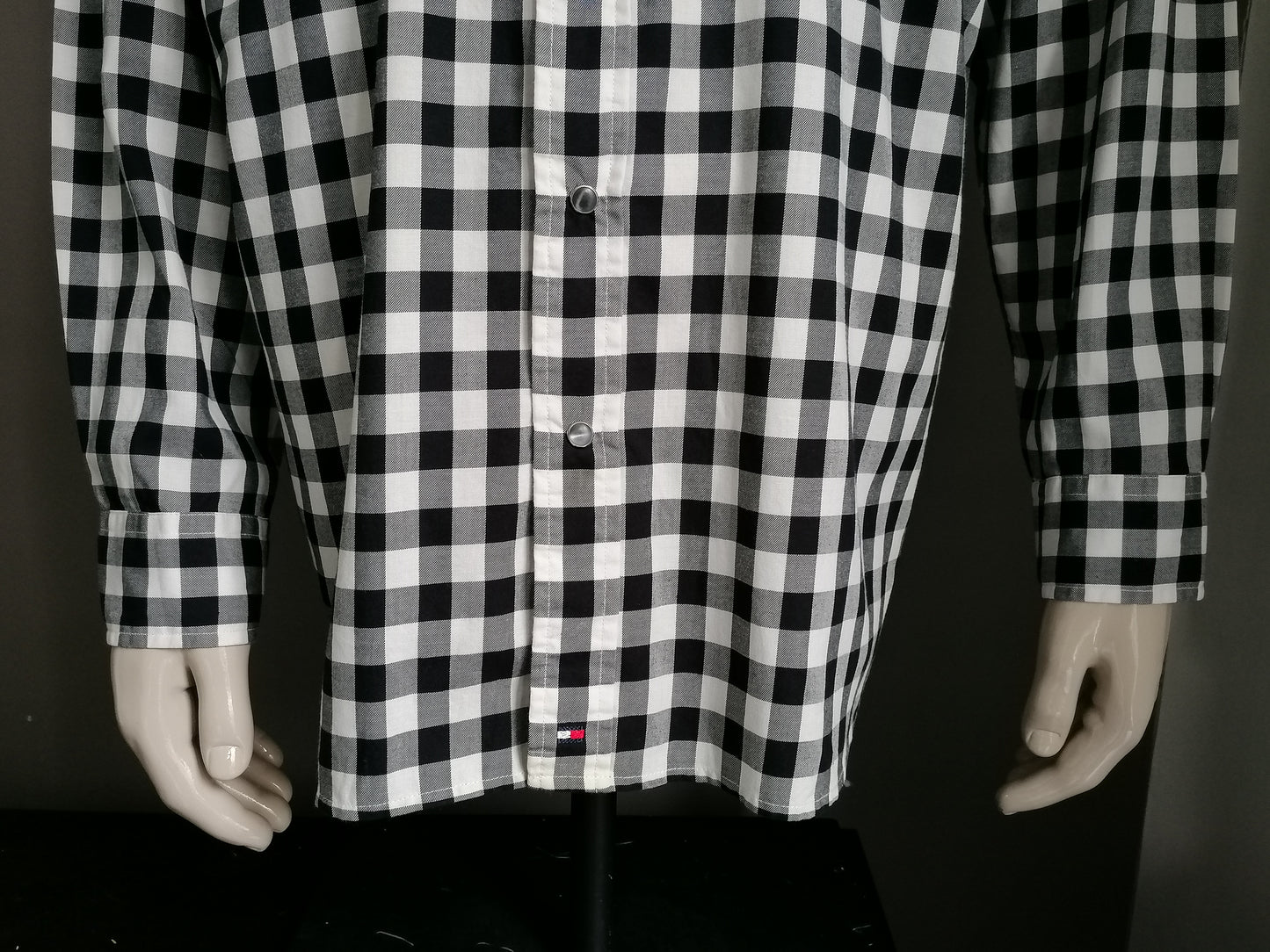 Tommy Hilfiger overhemd met drukknopen. Zwart Wit geblokt. Maat XL.