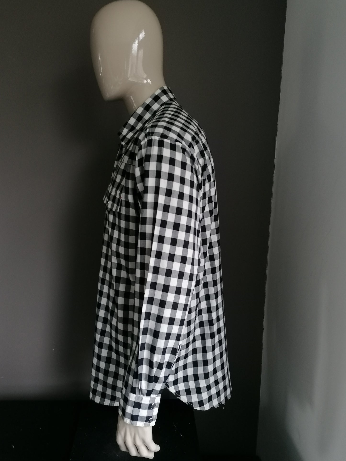 Tommy Hilfiger shirt with press studs. Black white checkered. Size XL.