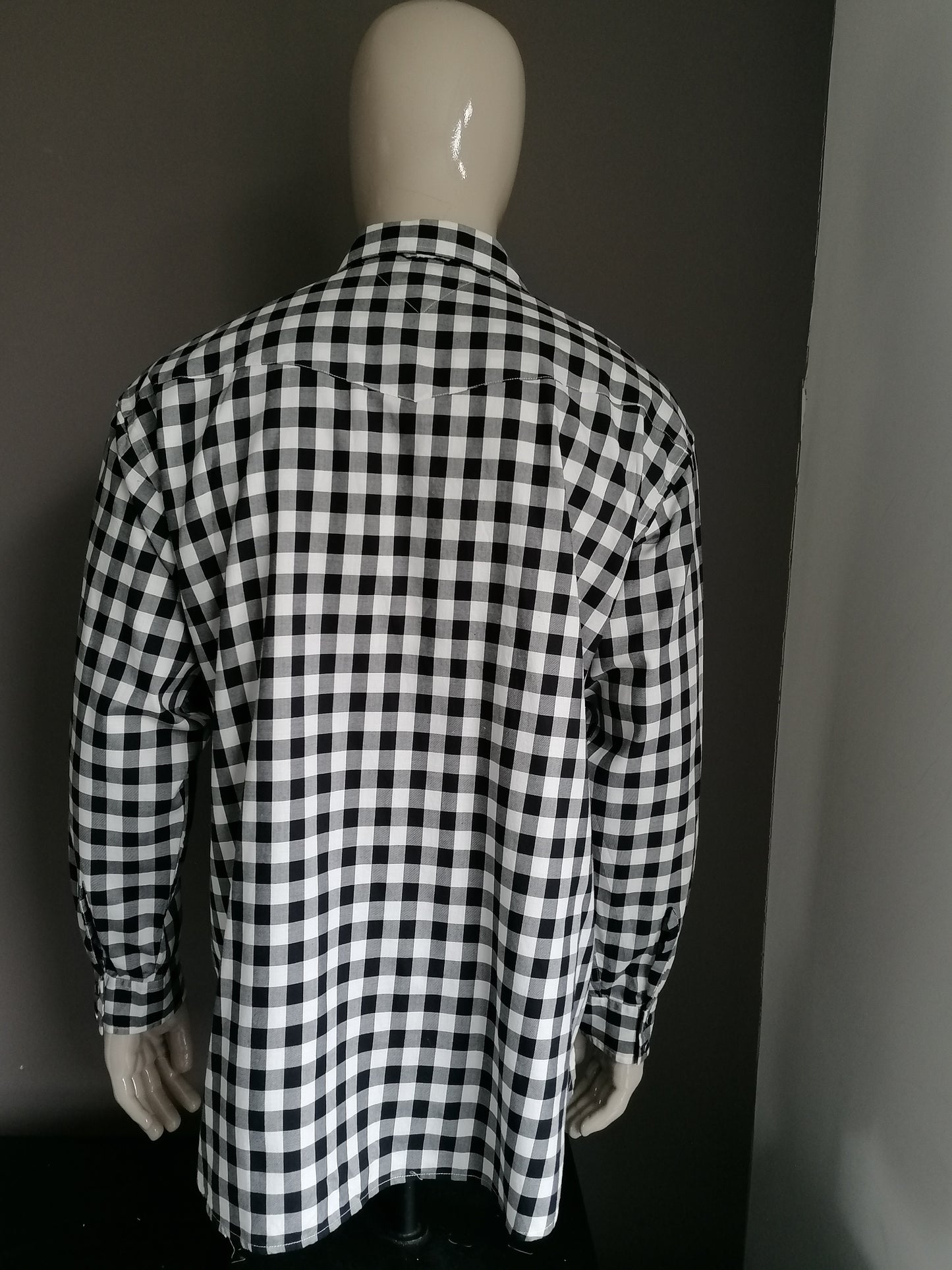 Tommy Hilfiger shirt with press studs. Black white checkered. Size XL.