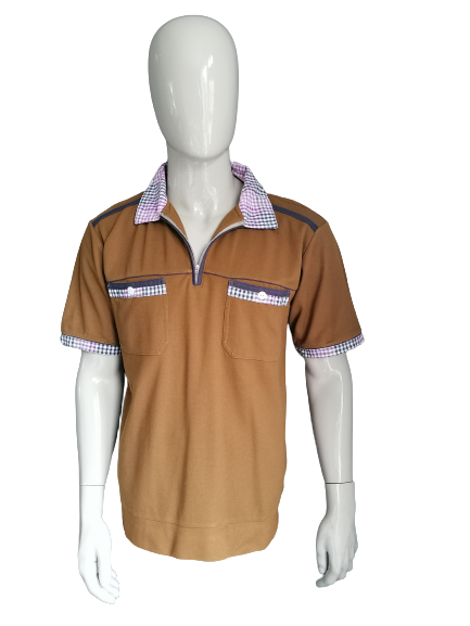 Vintage polo with zipper and elastic band. Brown colored. Size L.