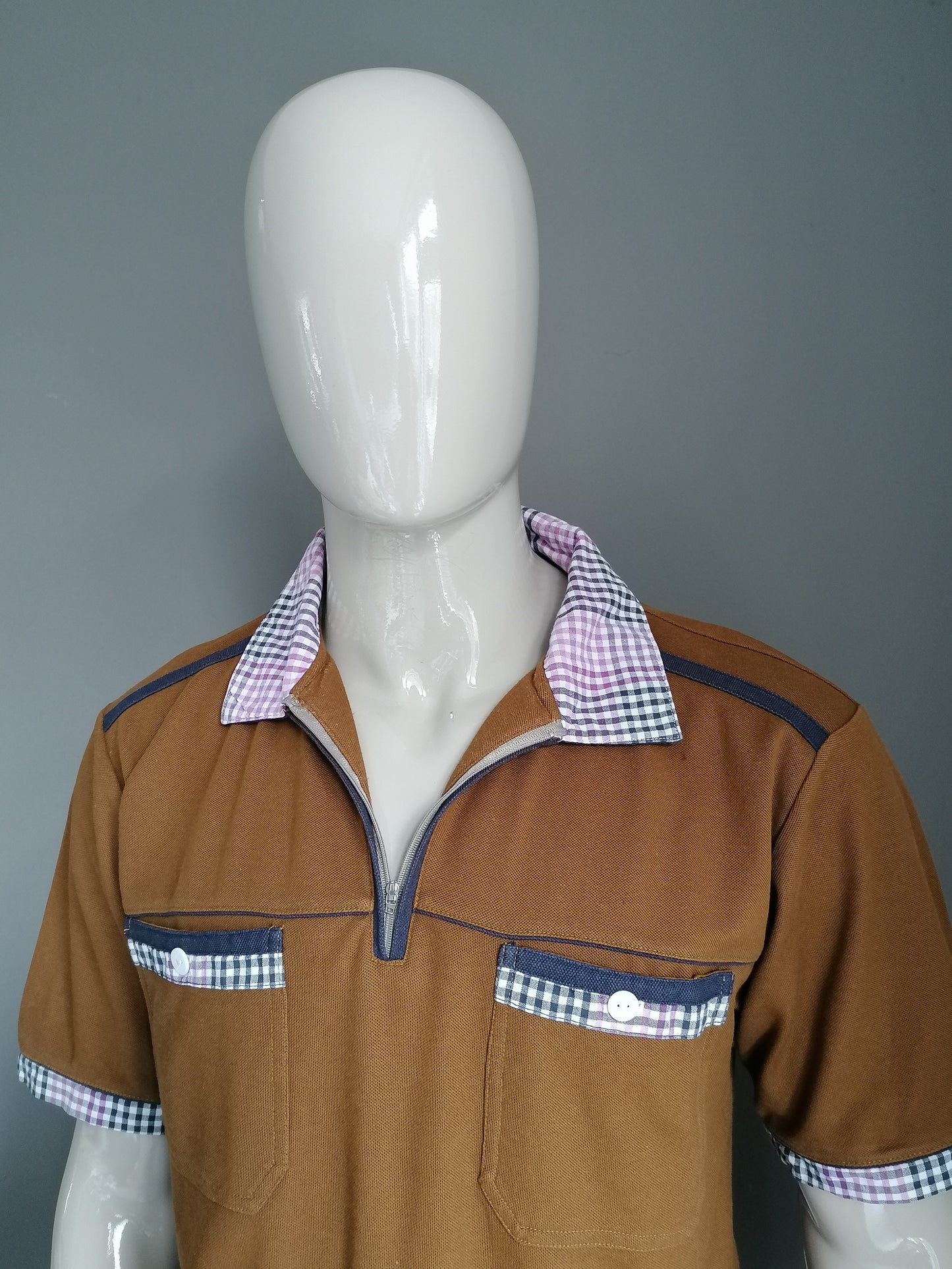 Vintage polo with zipper and elastic band. Brown colored. Size L.