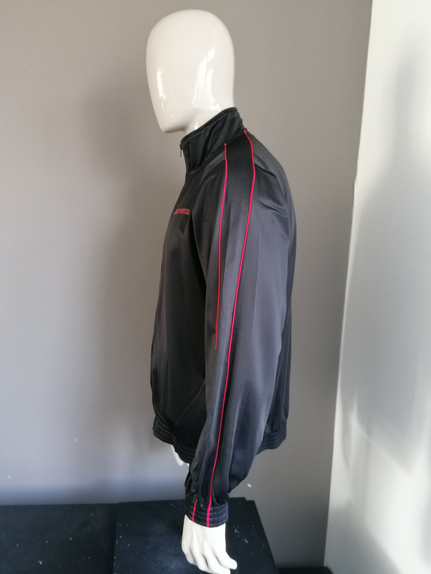 Im Obergeschoss Sport Trainingsjacke. Schwarz rot gefärbt. Größe L.