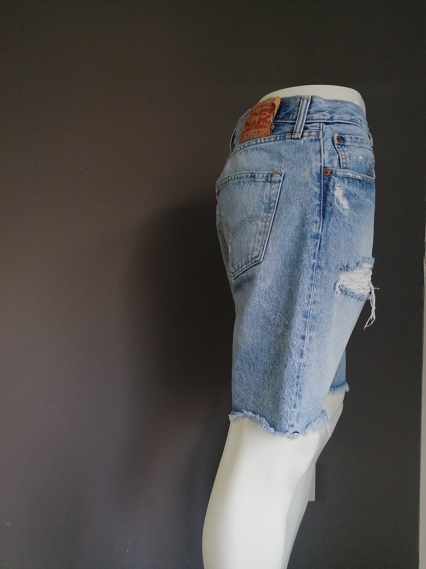 Levi's 501 jeans korte broek. Blauw gekleurd. Maat W33